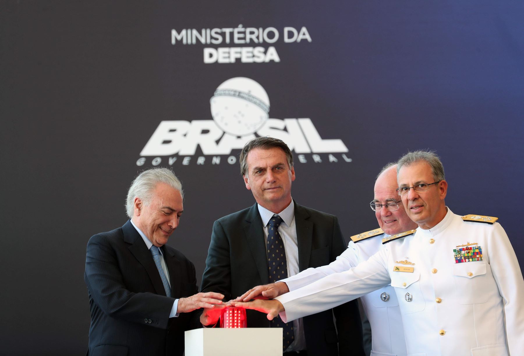 Michel Temer y el presidente electo, Jair Bolsonaro, junto a miembros de la armada de Brasil participan en la ceremonia en que fue lanzado al mar el primer submarino construido en el país Foto: EFE
