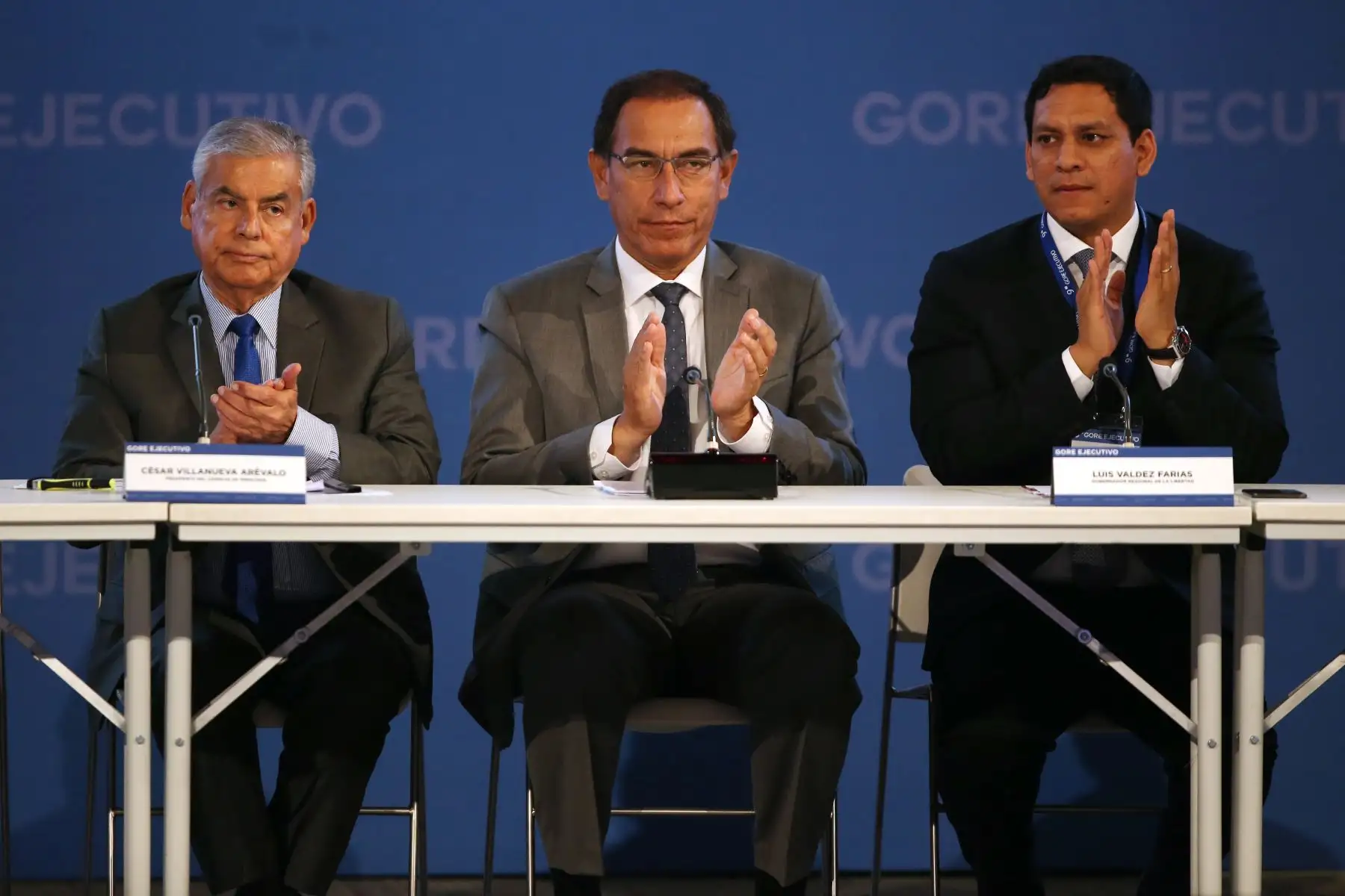 El presidente de la República, Martín Vizcarra, pidió a los gobernadores electos poner todo su esfuerzo en su futura gestión, claridad en sus objetivos y transparencia para mejorar el nivel de vida de todos los peruanos. Foto: ANDINA/Vidal Tarqui