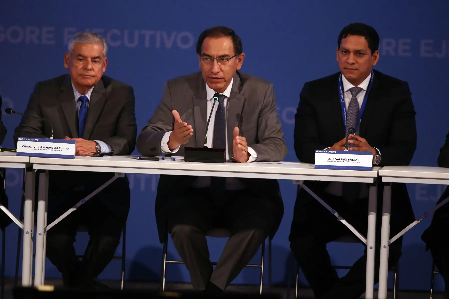 El presidente de la República, Martín Vizcarra, pidió a los gobernadores electos poner todo su esfuerzo en su futura gestión, claridad en sus objetivos y transparencia para mejorar el nivel de vida de todos los peruanos. Foto: ANDINA/Vidal Tarqui