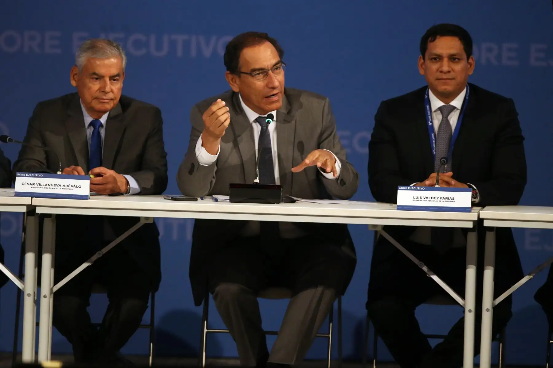 El presidente de la República, Martín Vizcarra, pidió a los gobernadores electos poner todo su esfuerzo en su futura gestión, claridad en sus objetivos y transparencia para mejorar el nivel de vida de todos los peruanos. Foto: ANDINA/Vidal Tarqui