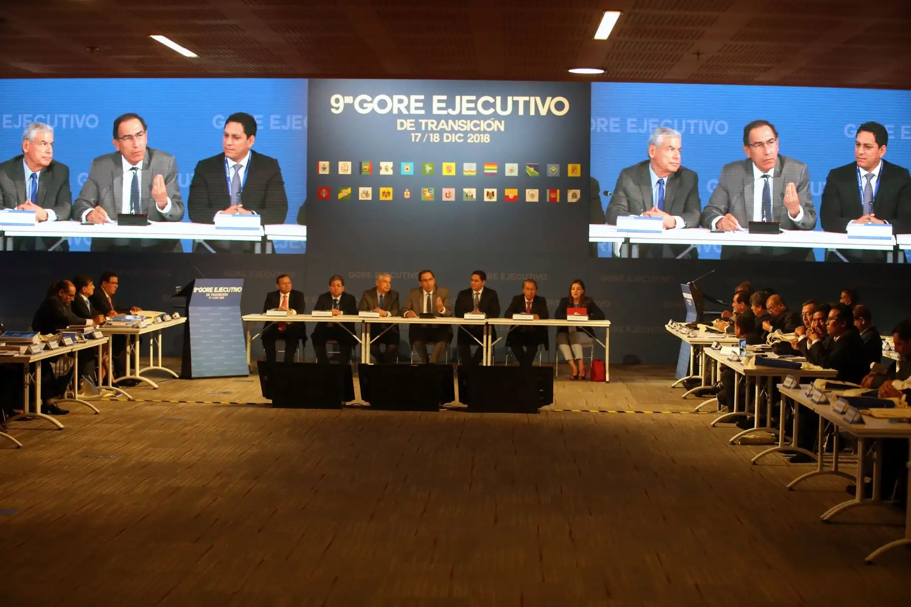 El presidente de la República, Martín Vizcarra, pidió a los gobernadores electos poner todo su esfuerzo en su futura gestión, claridad en sus objetivos y transparencia para mejorar el nivel de vida de todos los peruanos. Foto: ANDINA/Vidal Tarqui