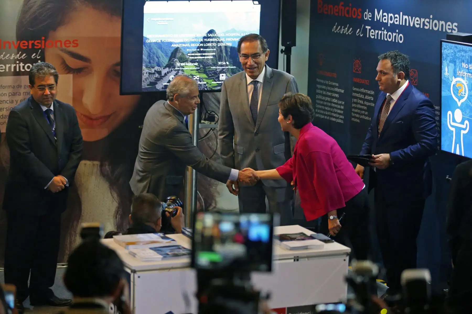 El presidente de la República, Martín Vizcarra, pidió a los gobernadores electos poner todo su esfuerzo en su futura gestión, claridad en sus objetivos y transparencia para mejorar el nivel de vida de todos los peruanos. Foto: ANDINA/Vidal Tarqui