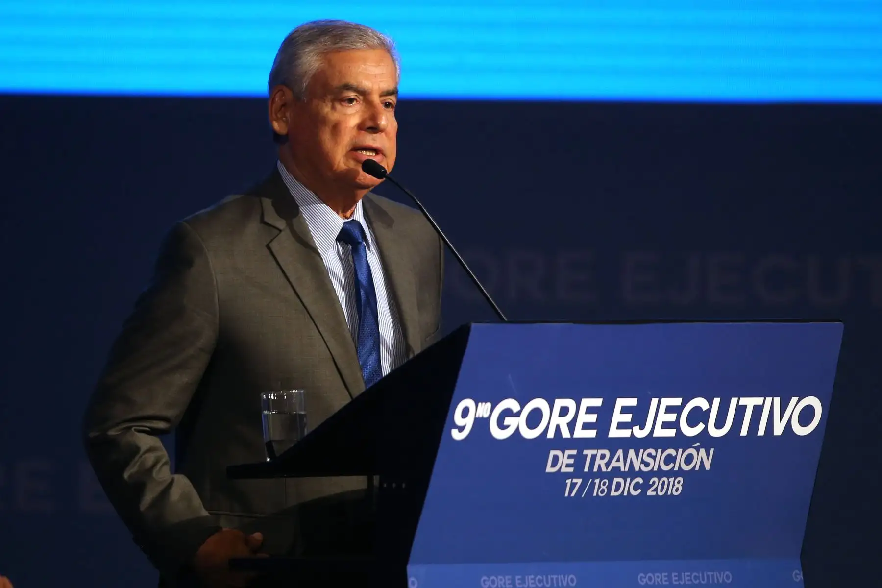 El presidente del consejo de Ministros Cesar Villanueva, pidió a los gobernadores electos poner todo su esfuerzo en su futura gestión, claridad en sus objetivos y transparencia para mejorar el nivel de vida de todos los peruanos. Foto: ANDINA/Vidal Tarqui