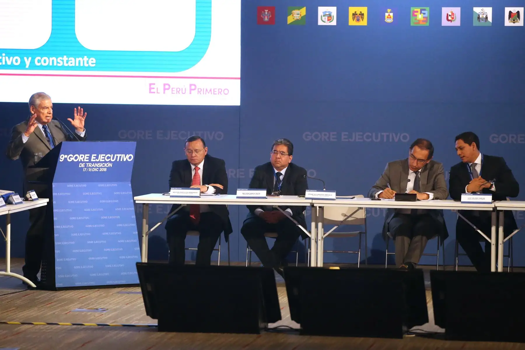 El presidente del consejo de Ministros Cesar Villanueva, pidió a los gobernadores electos poner todo su esfuerzo en su futura gestión, claridad en sus objetivos y transparencia para mejorar el nivel de vida de todos los peruanos. Foto: ANDINA/Vidal Tarqui