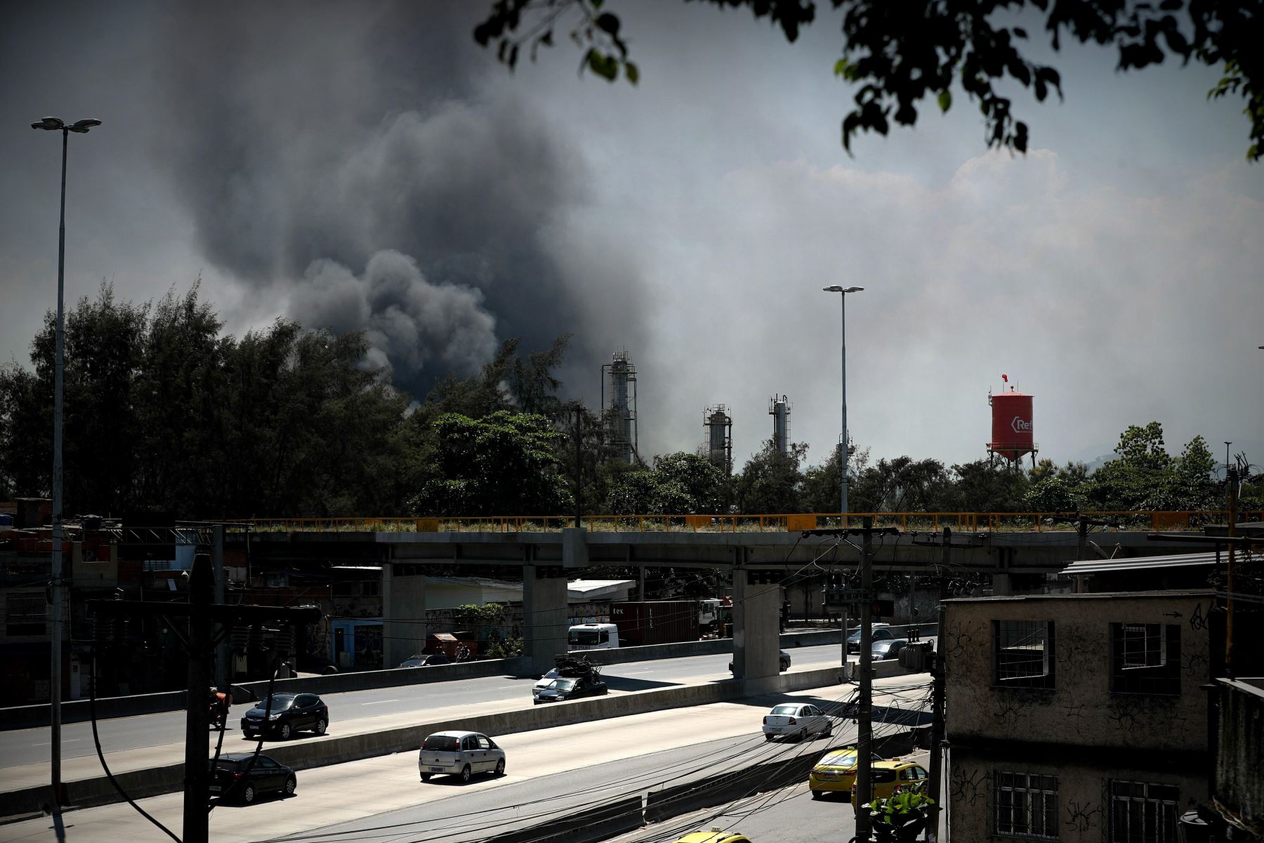 Fotografía del humo causado por el incendio en una refinería hoy, en Río de Janeiro (Brasil) Foto: EFE