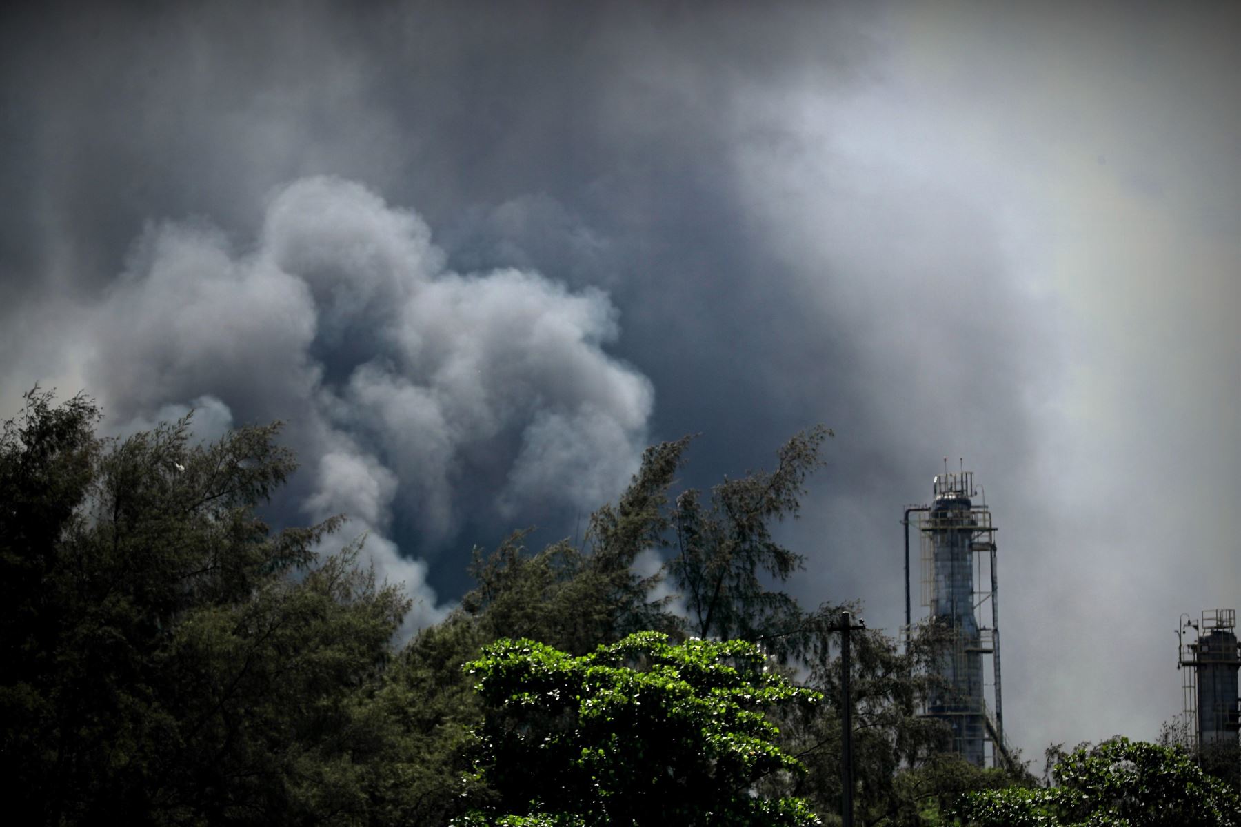 Fotografía del humo causado por el incendio en una refinería hoy, en Río de Janeiro (Brasil)  Foto: EFE