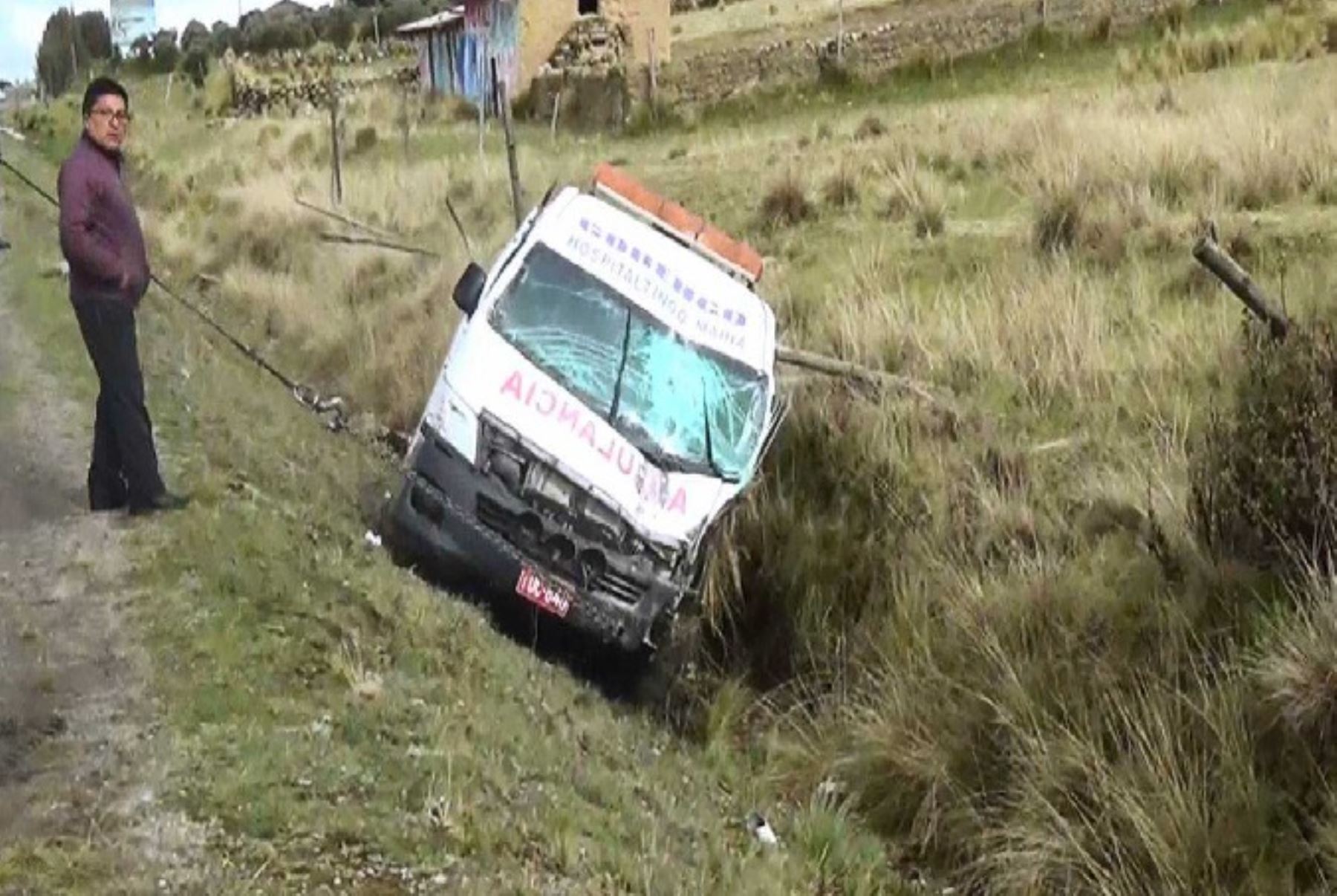 Una ambulancia perteneciente al Gobierno Regional de Huánuco, hospital de Tingo María, que se dirigía a la ciudad de Huancayo, se despistó, dejando un muerto y varios heridos, informó Policías de Carreteras de Junín.