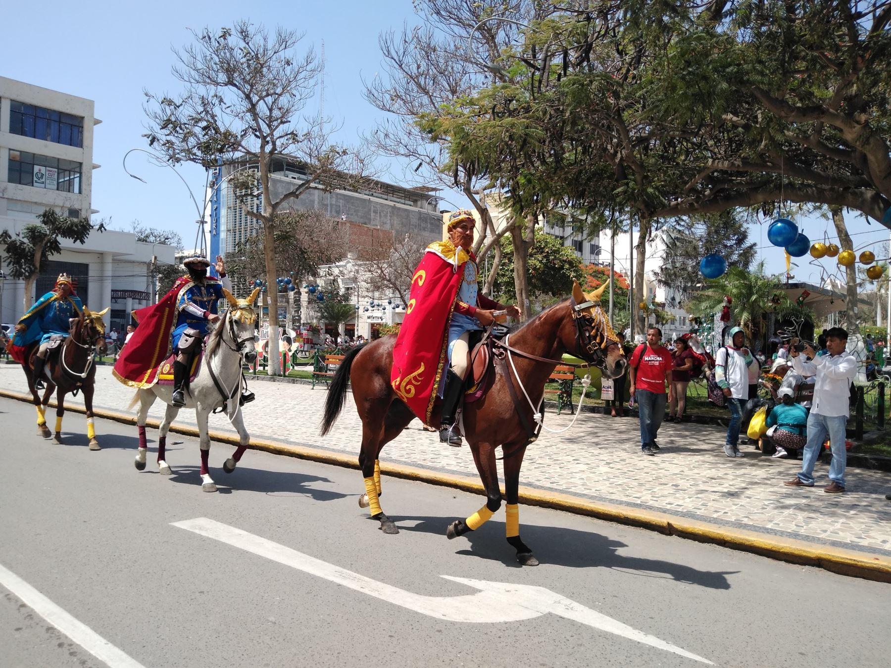 Policías vestidos de Reyes Magos recorren calles de Chiclayo | Noticias |  Agencia Peruana de Noticias Andina