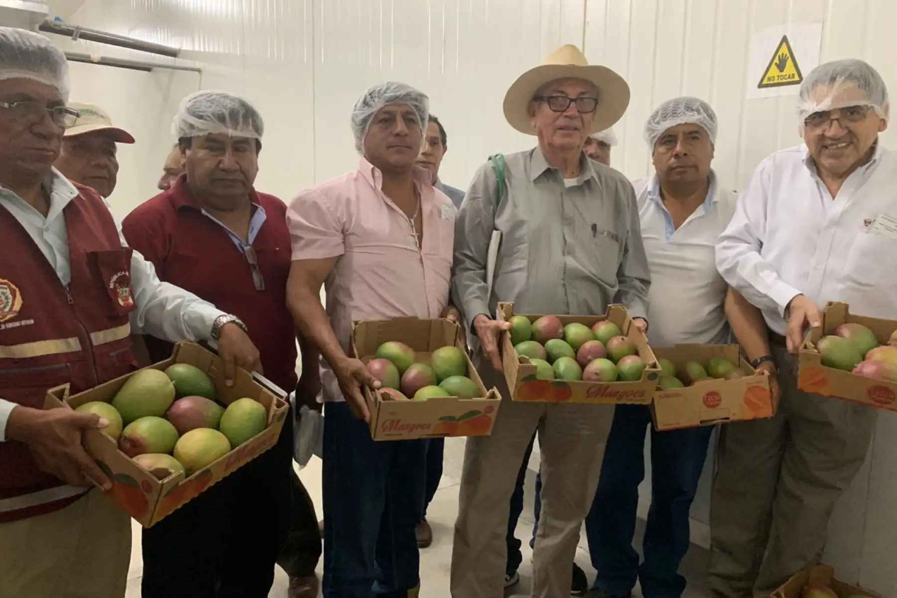 El viceministro de Políticas Agrarias del Minagri, William Arteaga, se reunió con productores de mango del valle de San Lorenzo.
