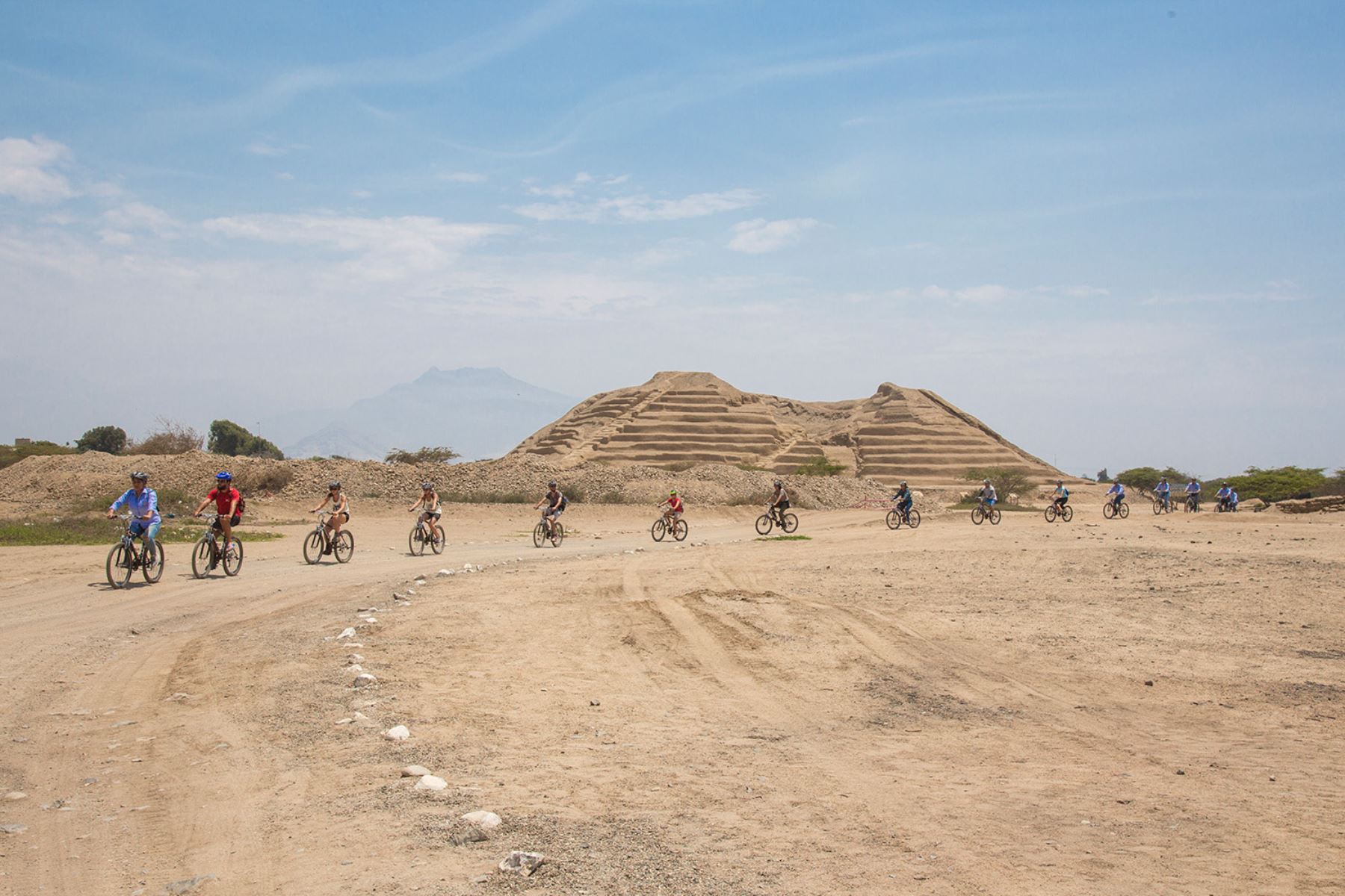 Turistas podrán visitar y recorrer Chan Chan, la ciudad de adobe más grande de América y capital de la cultura Chimú, en bicicleta.