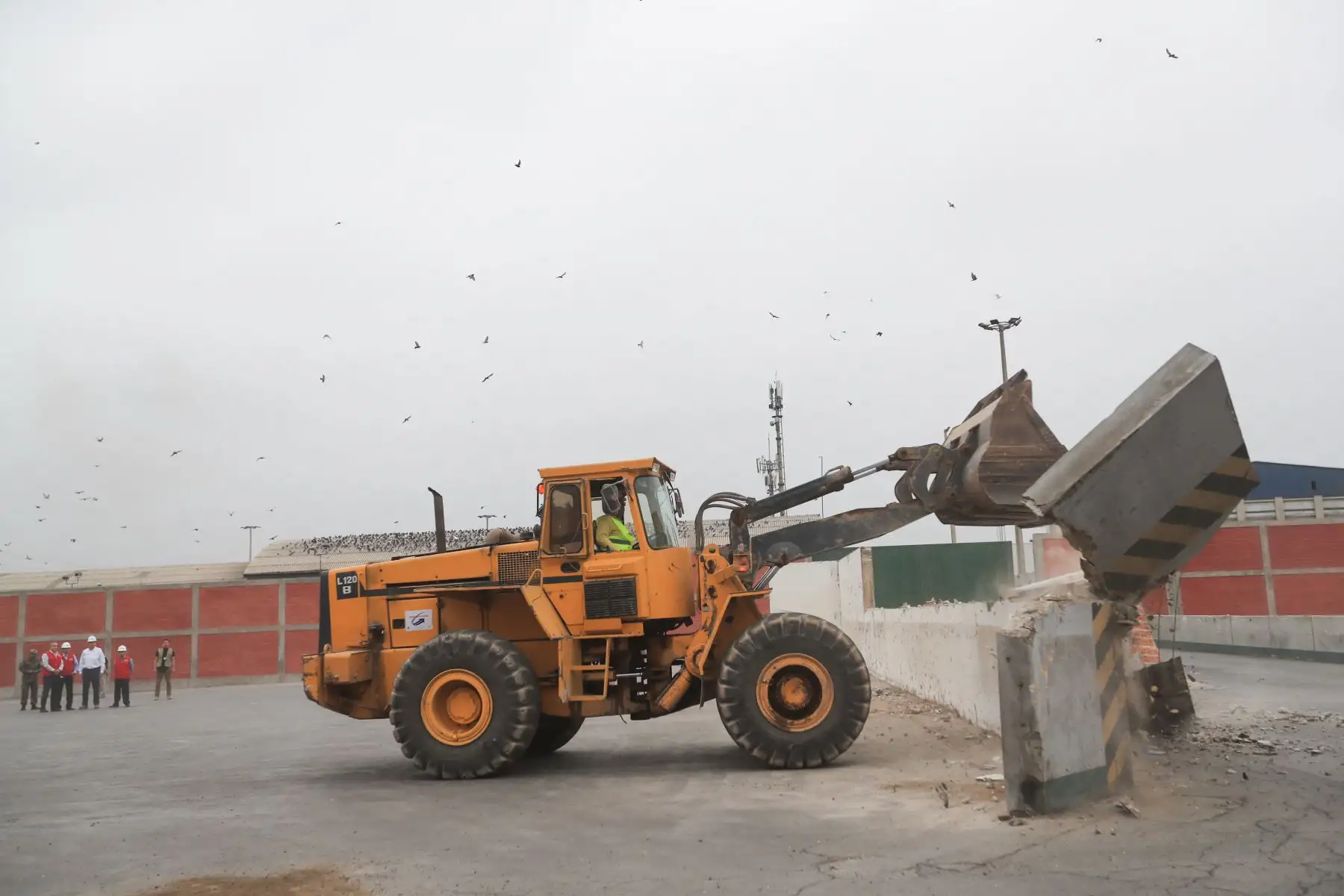 Presidente del República, Martín Vizcarra da inicio a las obras de Rehabilitación y Ampliación de la Avenida Santa Rosa en el Callao.Foto: ANDINA/Carlos Lezama/Prensa Presidencia
