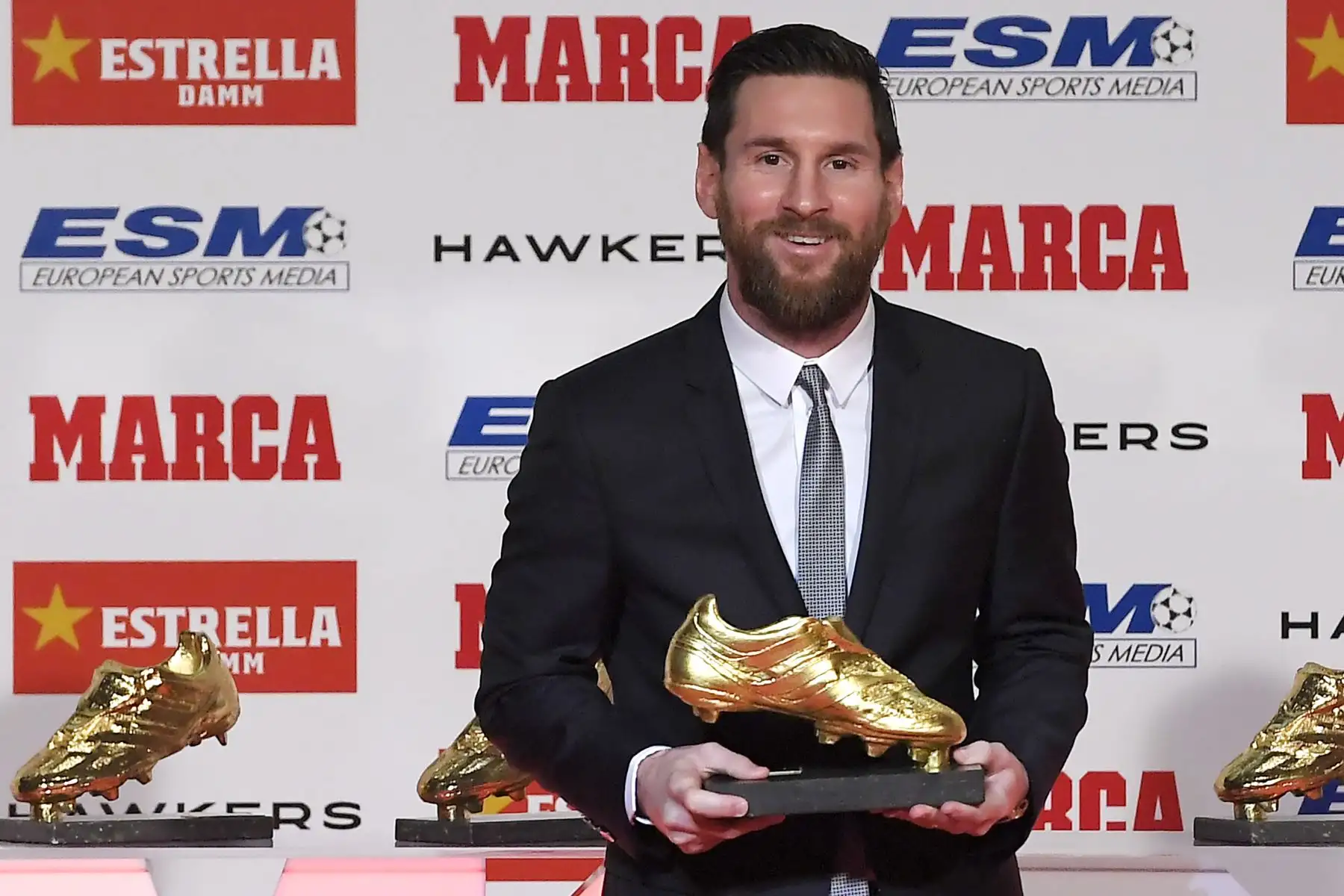 El delantero argentino de Barcelona, Lionel Messi, posa con sus cinco premios Golden Shoe después de recibir el European Golden Shoe 2018 en honor al mejor goleador del año durante una ceremonia en la Antigua Fabrica Estrella Damm en Barcelona el 18 de diciembre de 2018.  AFP