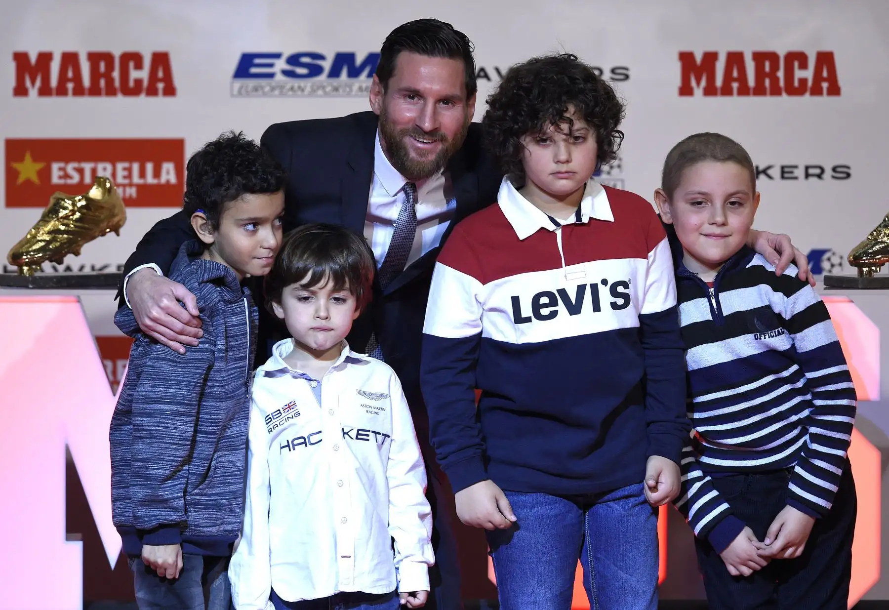 El delantero argentino de Barcelona, Lionel Messi, posa con niños del hospital de Sant Joan de Déu, después de recibir el Europeo Golden Shoe 2018 en honor al mejor goleador del año durante una ceremonia en la Antigua Fabrica Estrella Damm en Barcelona el 18 de diciembre de 2018.AFP