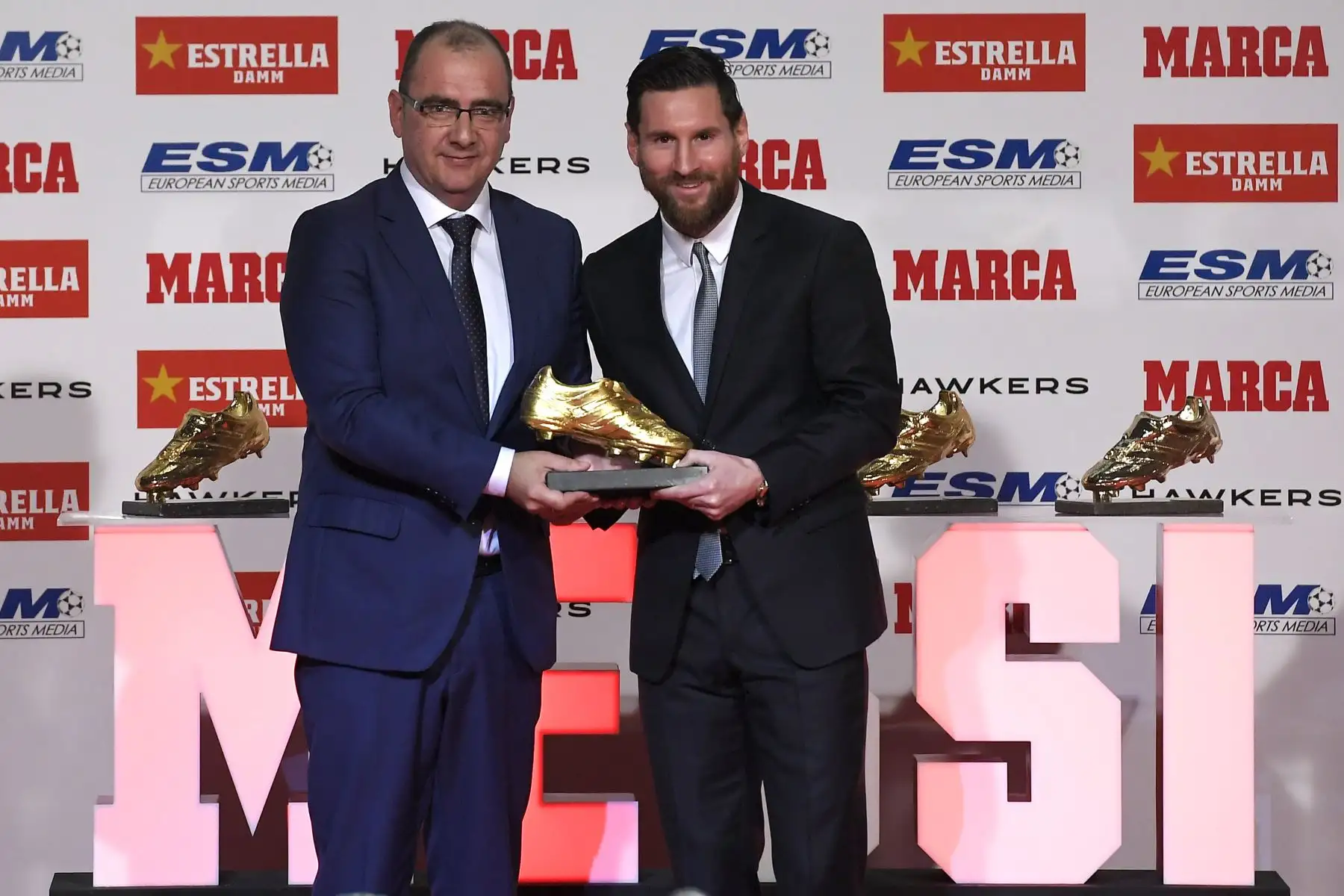 El delantero argentino de Barcelona, Lionel Messi, posa con el director de la revista deportiva de marca Juan Ignacio Gallardo (L) cuando recibe el European Golden Shoe 2018 en honor al máximo goleador del año durante una ceremonia en Antigua Fabrica Estrella Damm en Barcelona el 18 de diciembre de 2018.AFP