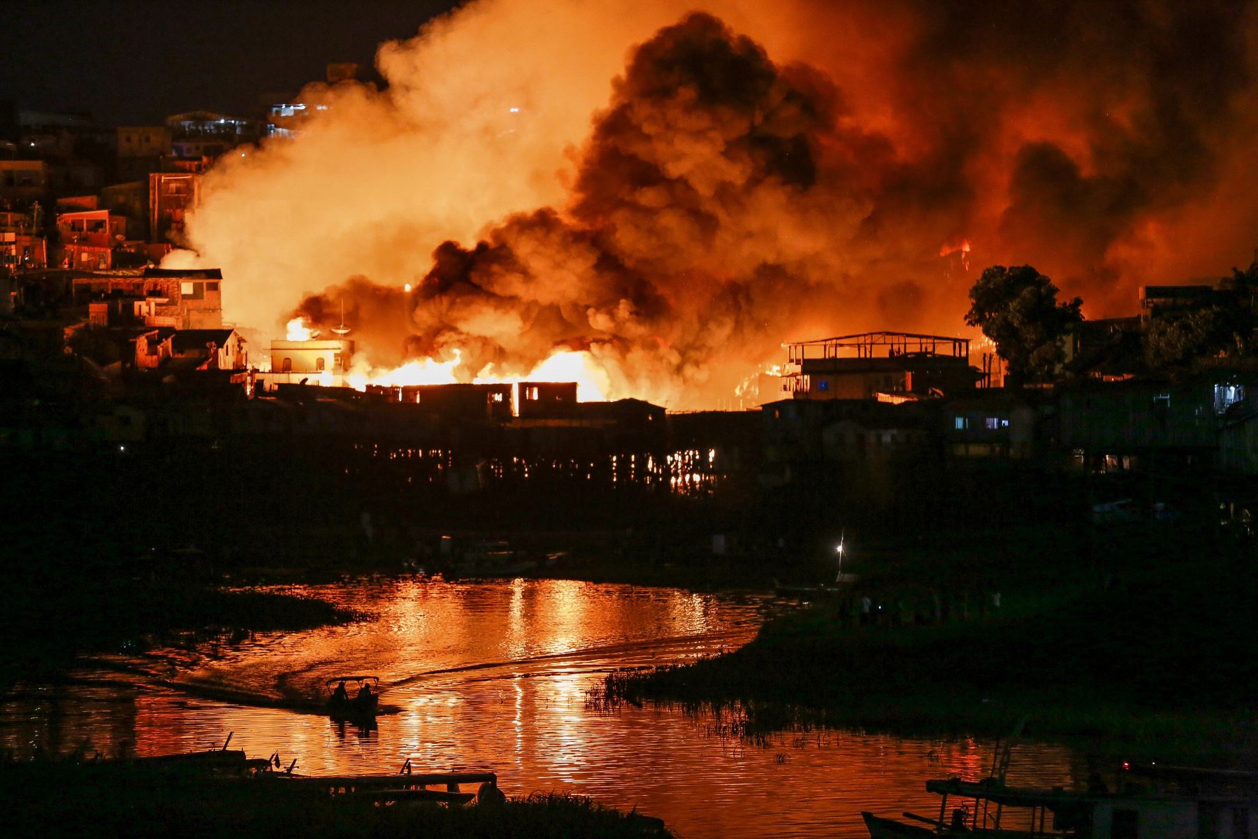 Vista del barrio de Educandos envuelto en llamas durante un incendio masivo en Manaus, estado de Amazonas, Brasil Foto: AFP