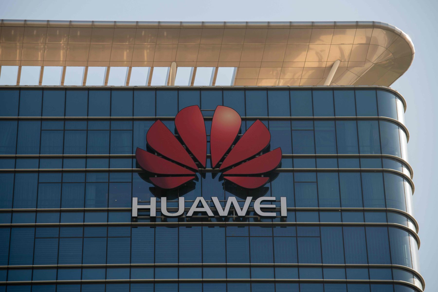 El logotipo de Huawei se ve en un edificio de oficinas de Huawei en Dongguan, en la provincia china de Guangdong Foto: AFP