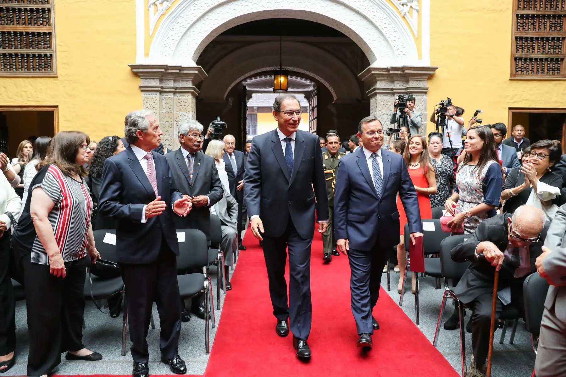 Presidente de la República,Martín Vizcarra, participa en la ceremonia central de graduación de la promoción ´’Mariscal Andrés Avelino Cáceres’ de la Academia Diplomática del Perú.Foto: ANDINA/Juan Carlos Guzman/Prensa Presidencia