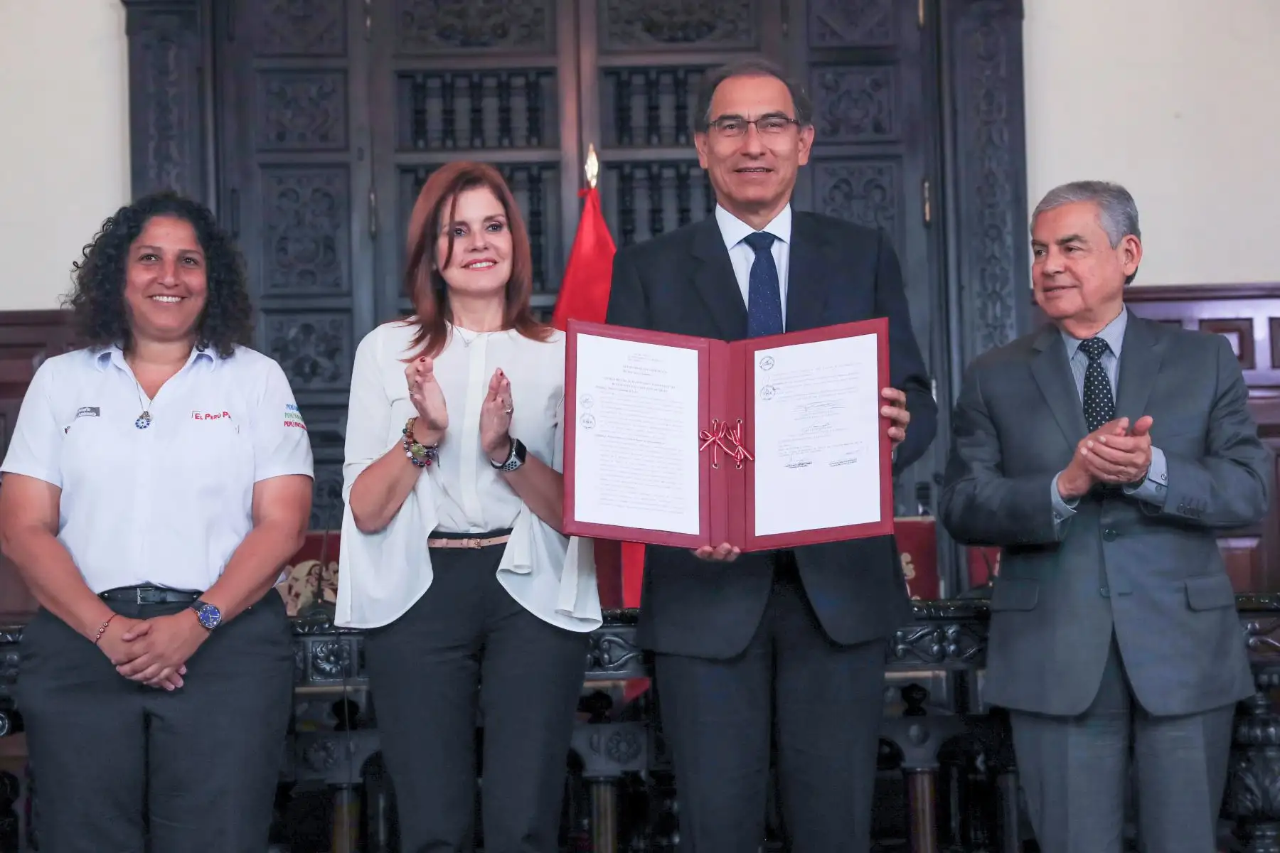 Jefe de Estado promulga ley que regula el plástico de un solo uso y suscribe el oficio con el que remite al Congreso el proyecto de Ley Orgánica de la Junta Nacional de Justicia. Foto: ANDINA/Prensa Presidencia