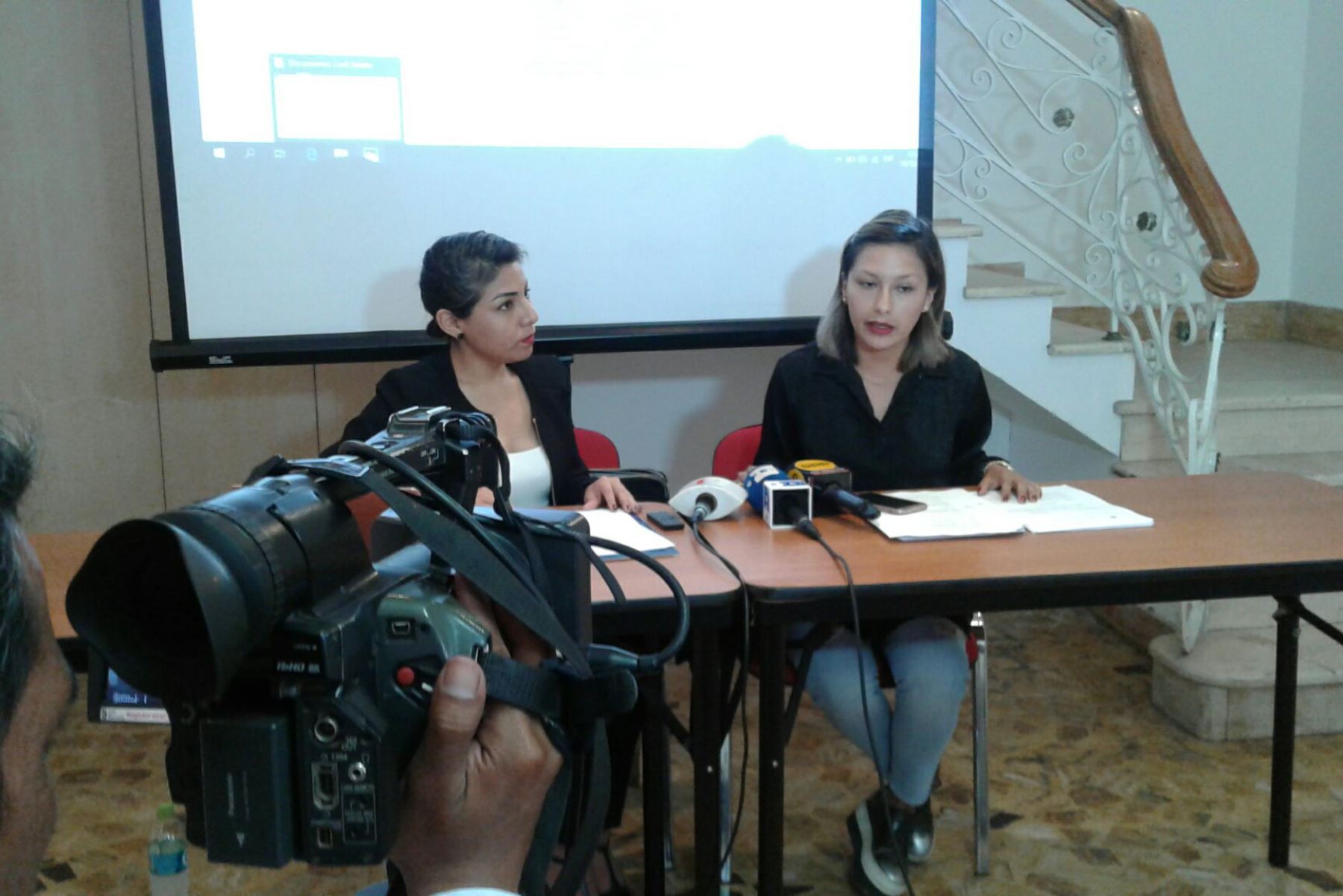 Arlette Contreras (a la derecha) ofreció hoy conferencia de prensa junto a su abogada. Foto: Flora Tristán/