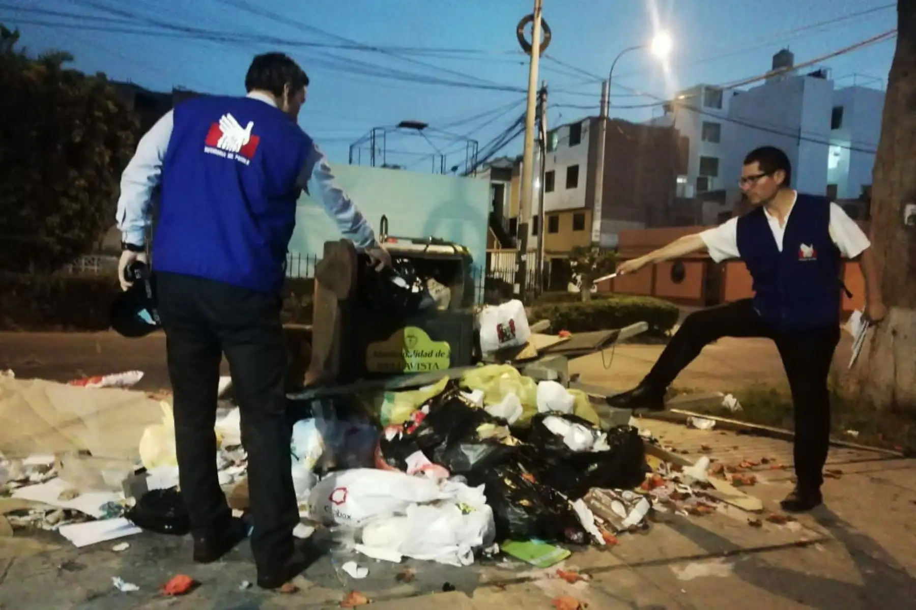 Basura inunda calles de Bellavista. Foto: Andina/difusión