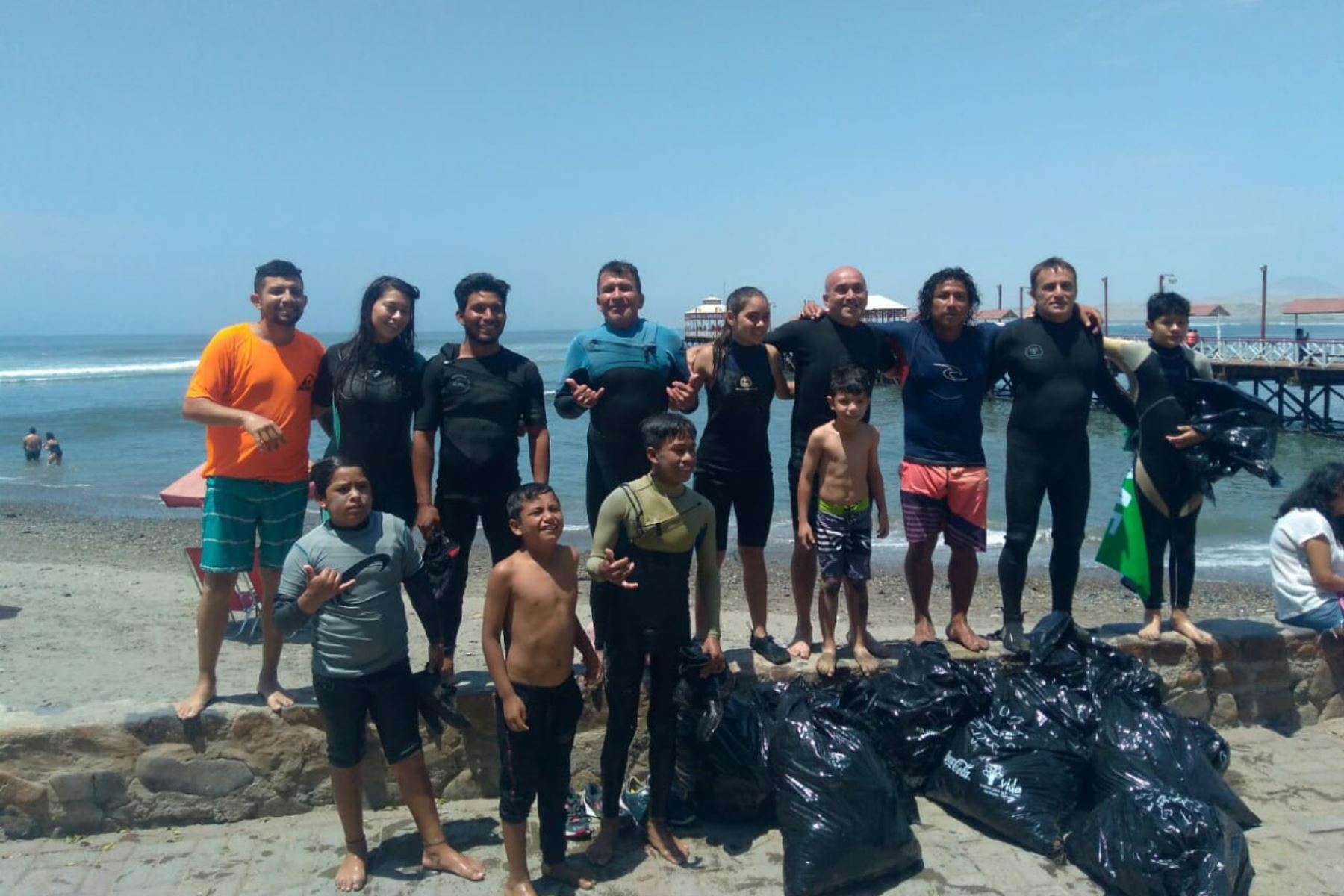 Alrededor de 1,500 voluntarios, entre ellos un grupo de surfistas, participaron en una jornada ecológica en las playas de Huanchaco.