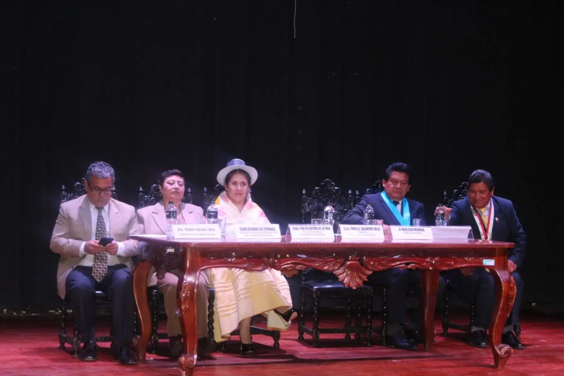 Congresistas se comprometen a apoyar labor de alcaldes electos de Ayacucho.