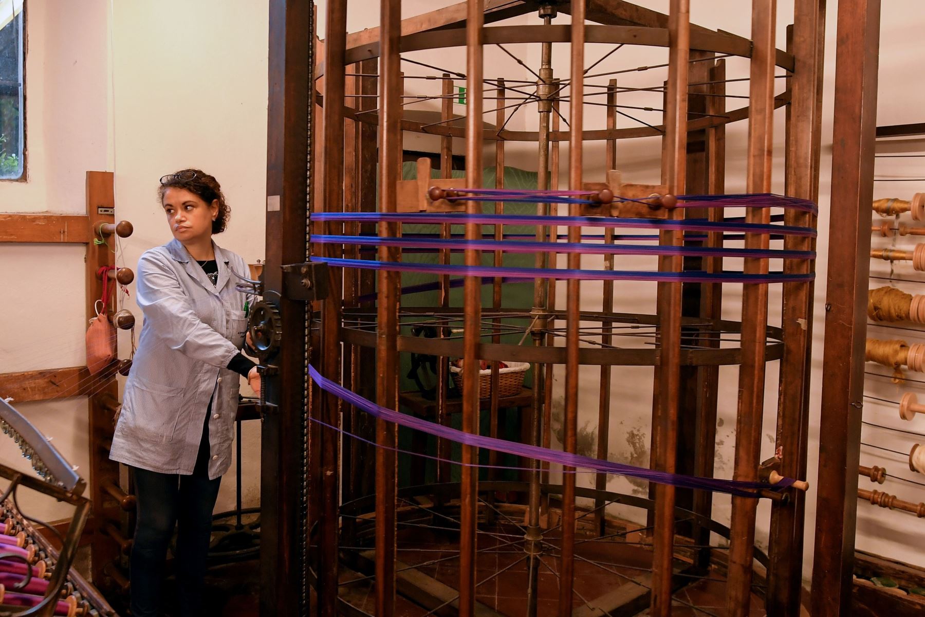Una mujer trabajando en el laboratorio de la antigua fábrica de seda Antico setificio Fiorentino en Florencia Foto: AFP