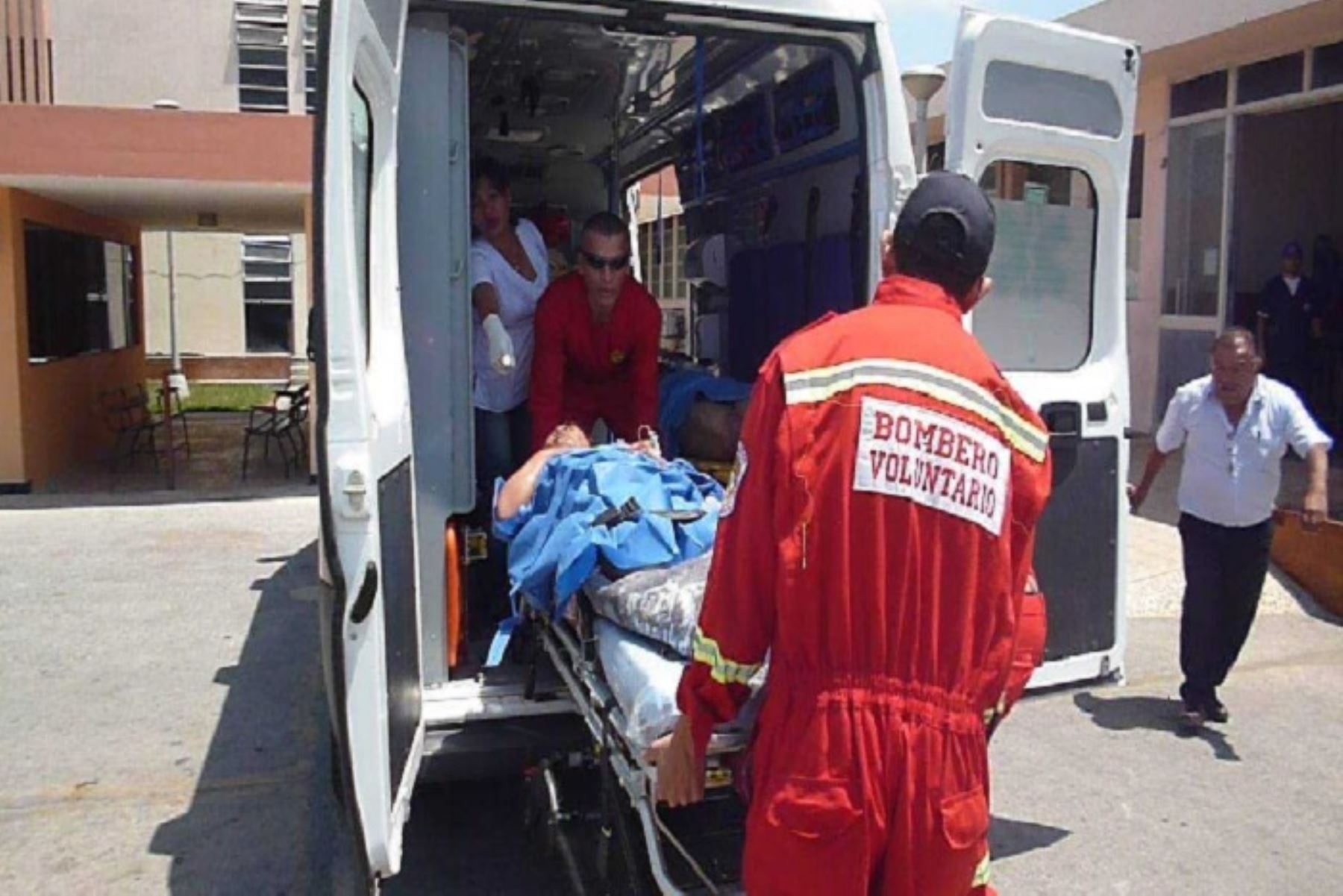 Solo 4 de los más de 44 pasajeros que resultaron heridos ayer tras el despiste del bus de la Empresa Andesmar en Arequipa y que tenía como destino Santiago de Chile, permanecen hospitalizados en el nosocomio de Camaná. ANDINA/Difusión
