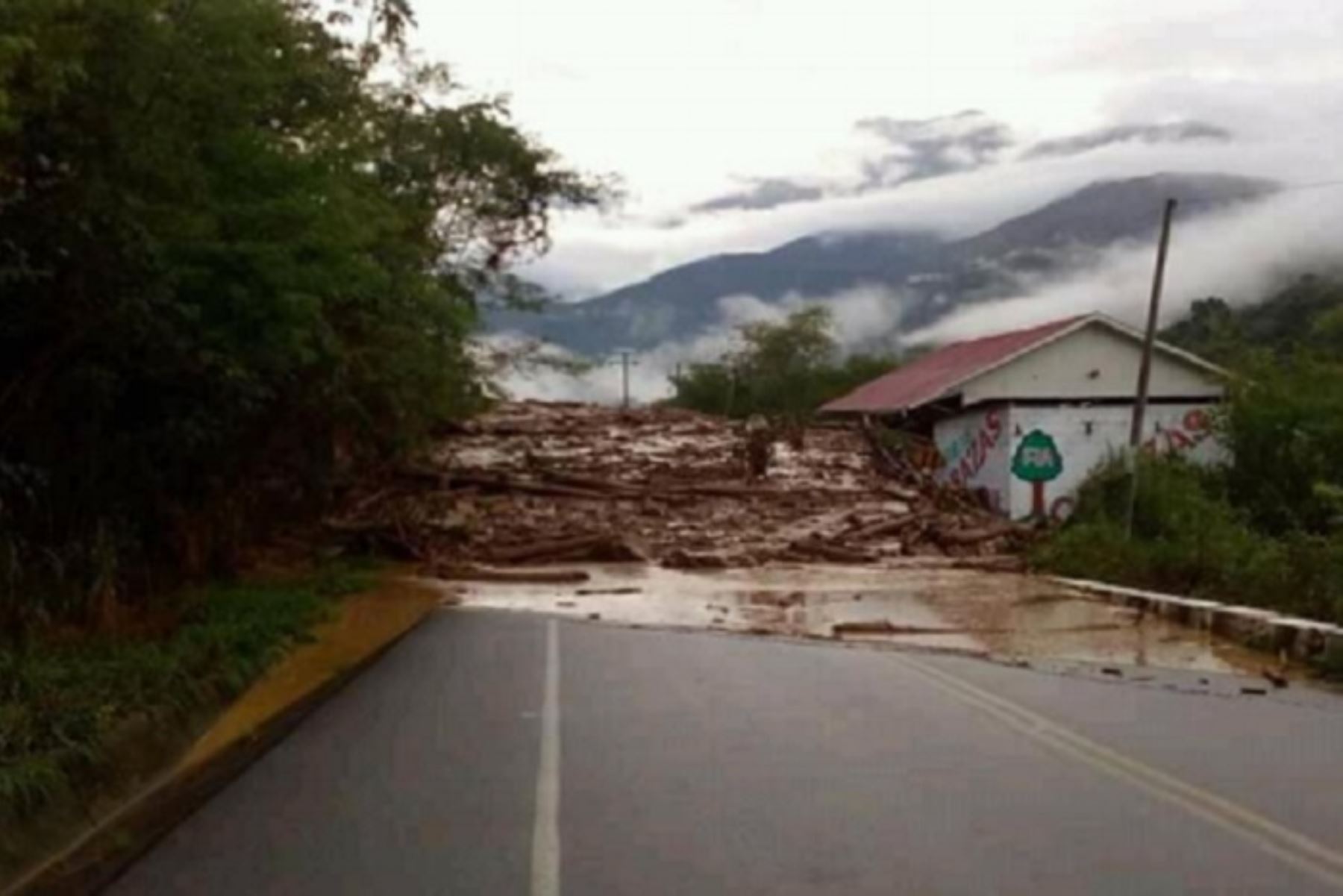 Debido a las intensas lluvias registradas en la región Cusco, esta madrugada se produjo un deslizamiento que dejó 3 viviendas y vías de comunicación afectadas, en el centro poblado Condormocco, distrito de Echarate, provincia de La Convención, informó el Instituto Nacional de Defensa Civil (Indeci).