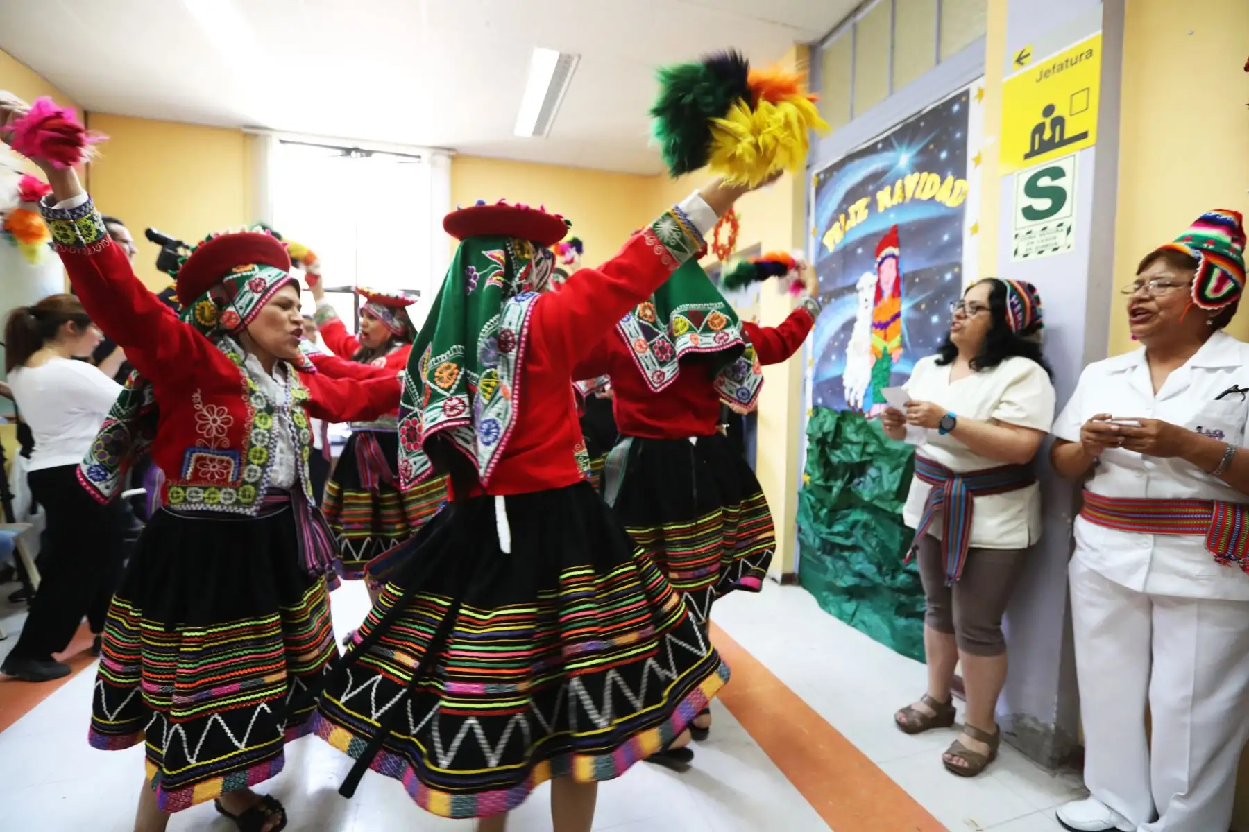 Con bailes típicos y cánticos el departamento de endocrinología, se presenta al concurso navideño que organiza el Instituto de Salud del Niño. Foto: ANDINA/Melina Mejía