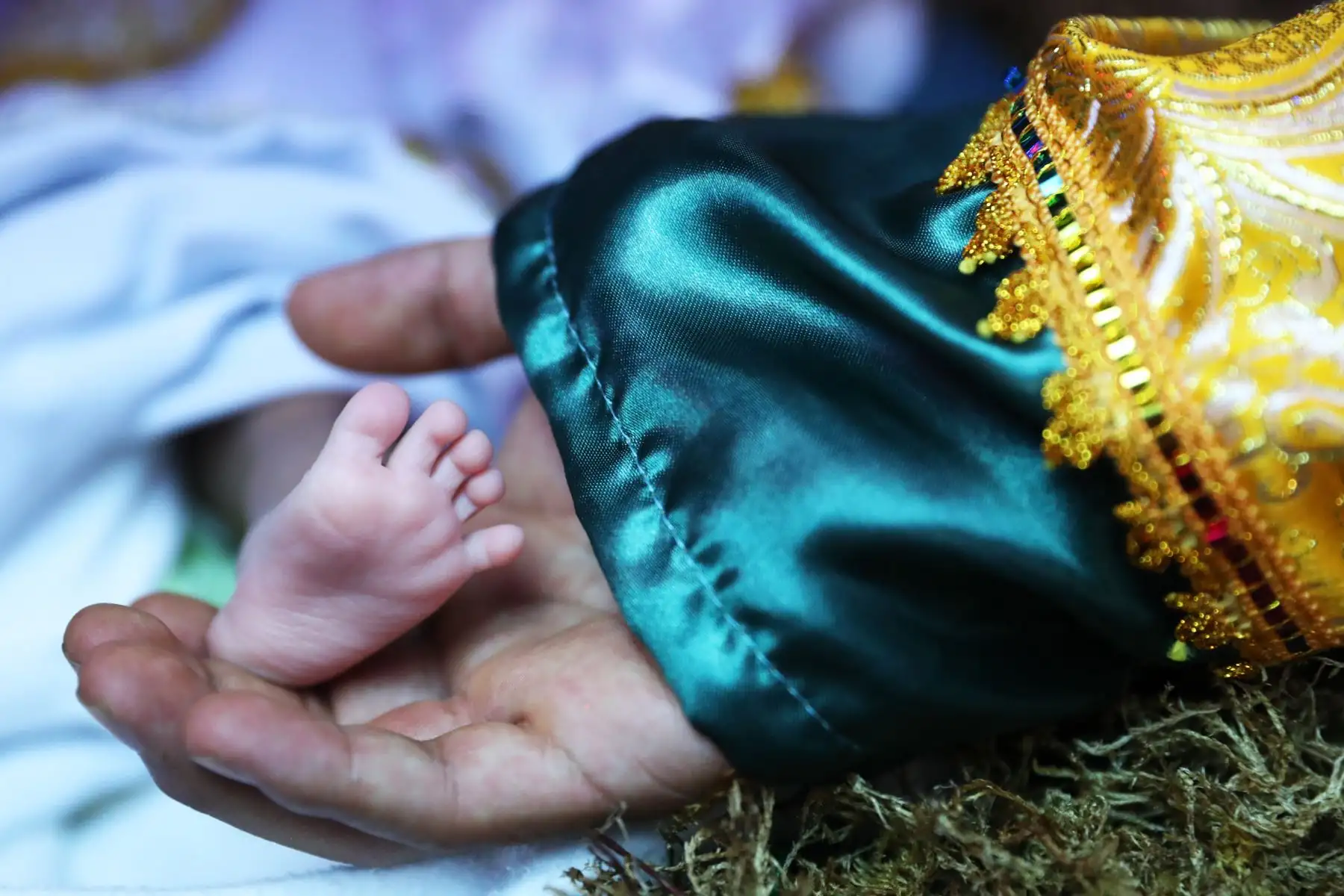 Bebe de la unidad de neonatología junto a sus padres representaron el nacimiento del niño Jesús. Foto: ANDINA/Melina Mejía