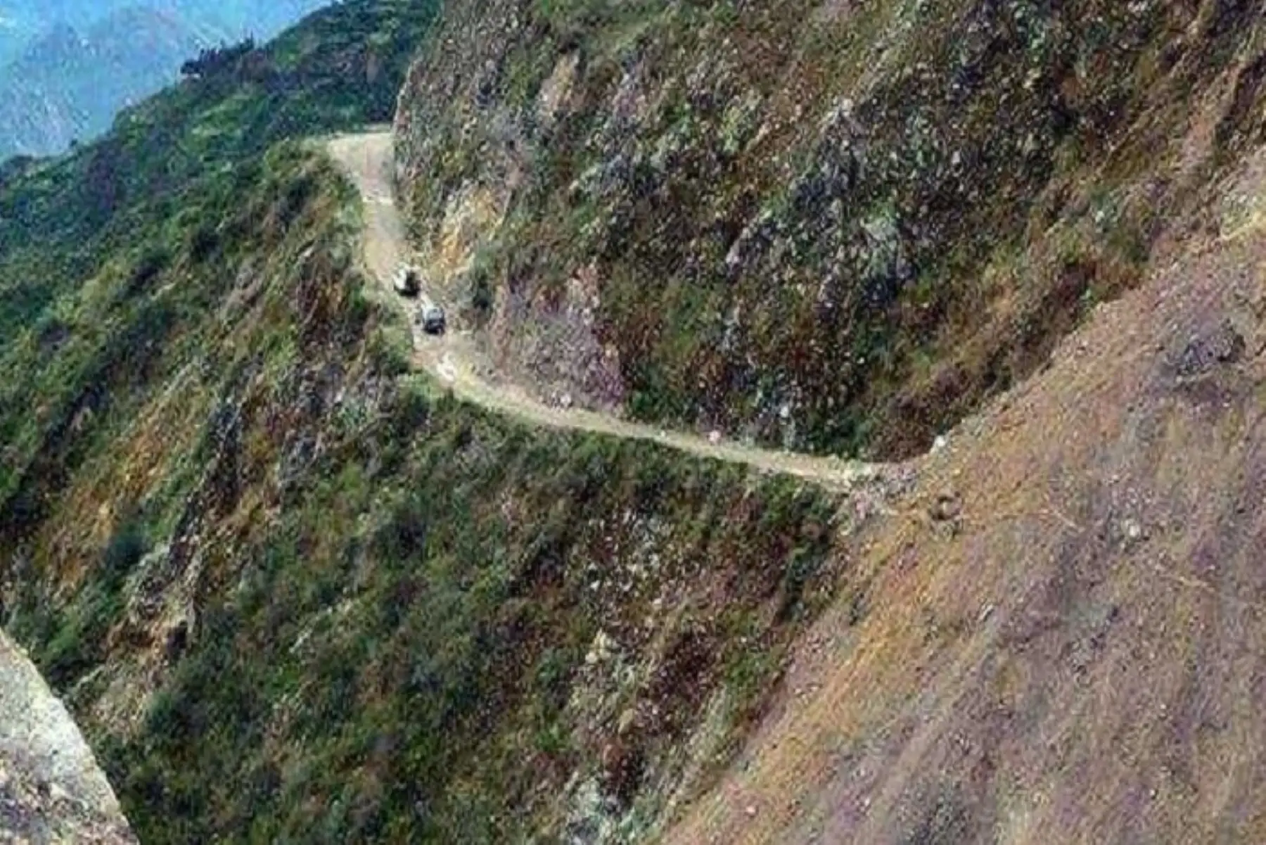 Las lluvias intensas que se registran en la sierra de Áncash han provocado la interrupción de la carretera Conococha – Llaclla, en el distrito de Ticllos, provincia de Bolognesi, dejando incomunicados, además, a pobladores de cuatro distritos; informó la Dirección Regional de Transportes y Comunicaciones (DRTC).