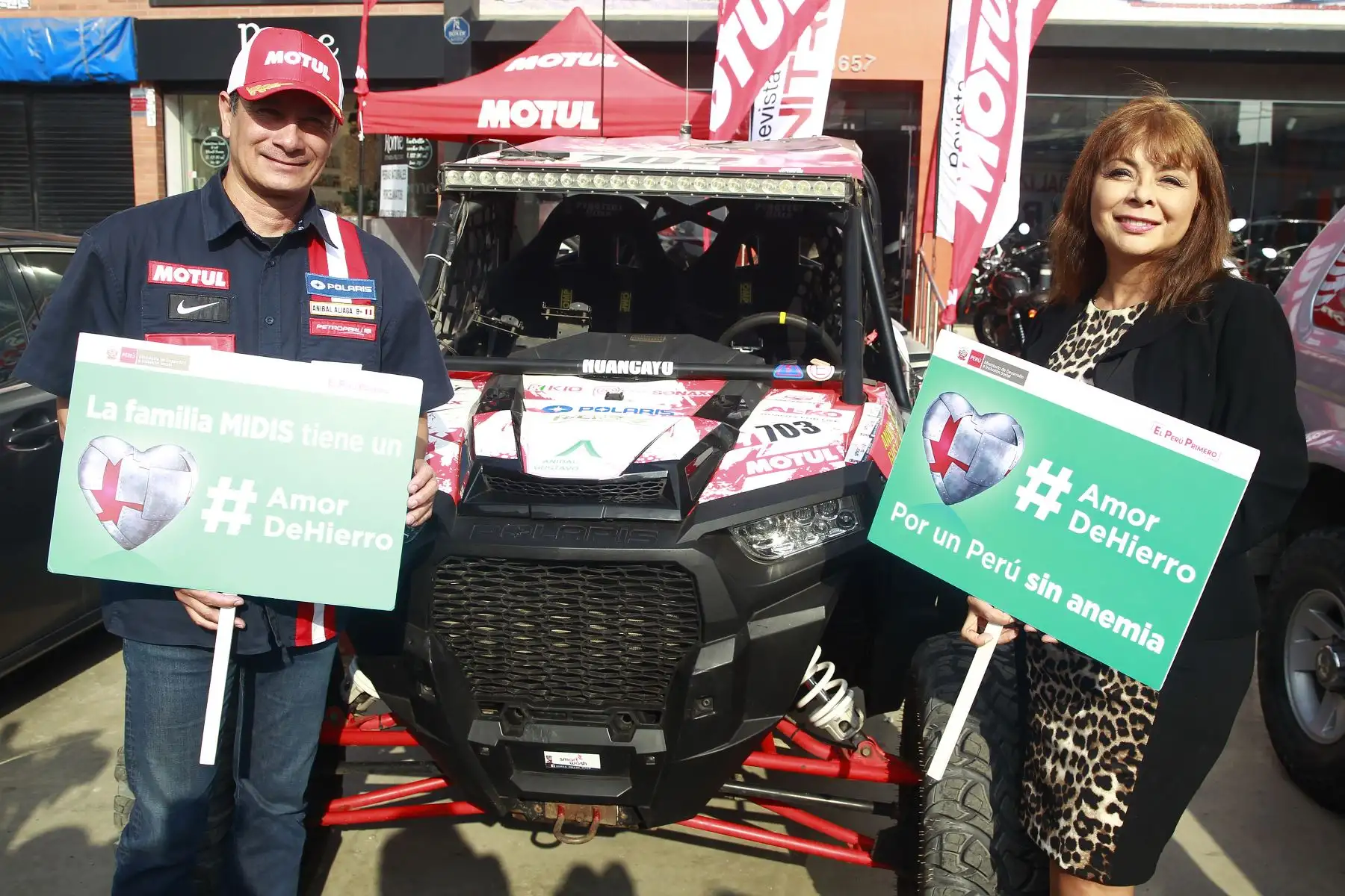Piloto participante del Dakar, Anibal Aliaga y la ministra de Desarrollo e Inclusión Social  impulsan  la campaña de Lucha contra la Anemia.Foto: ANDINA/Eddy Ramos