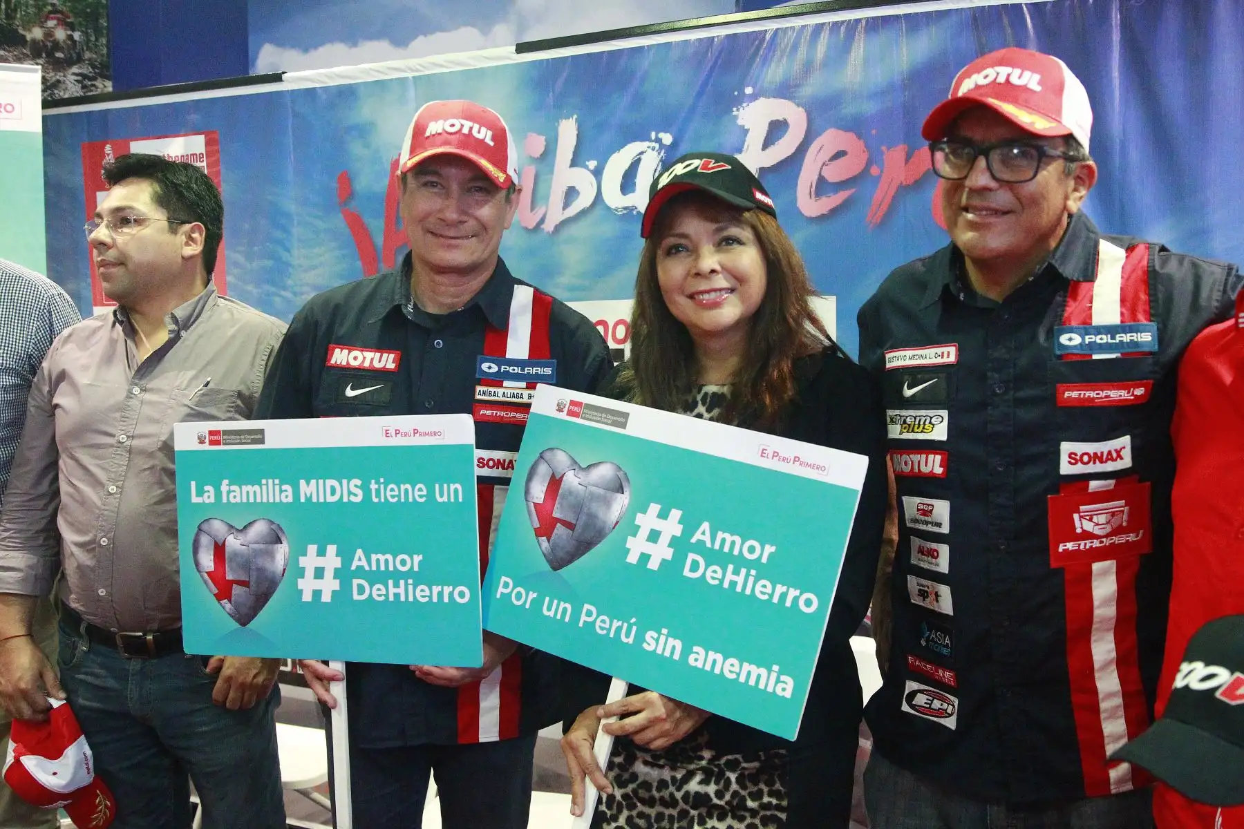 Piloto participante del Dakar, Anibal Aliaga y la ministra de Desarrollo e Inclusión Social, Liliana la Rosa  impulsan  la campaña de Lucha contra la Anemia.Foto: ANDINA/Eddy Ramos