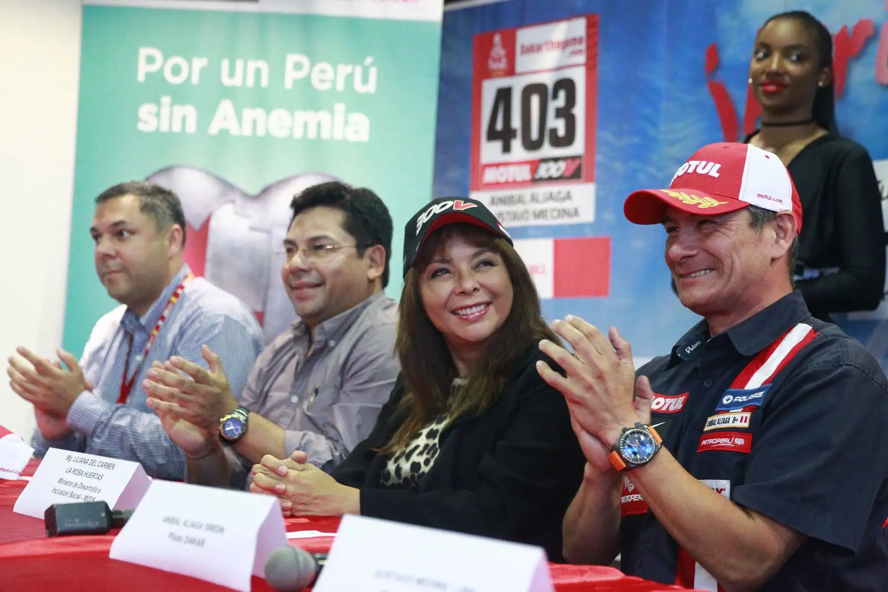 Piloto participante del Dakar, Anibal Aliaga y la ministra de Desarrollo e Inclusión Social  impulsan  la campaña de Lucha contra la Anemia.Foto: ANDINA/Eddy Ramos