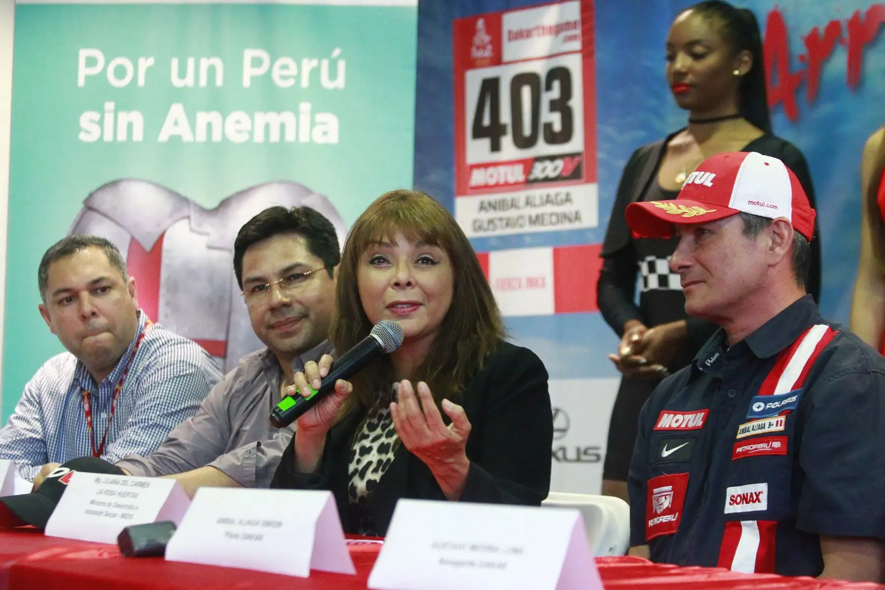 Piloto participante del Dakar, Anibal Aliaga y la ministra de Desarrollo e Inclusión Social  impulsan  la campaña de Lucha contra la Anemia.Foto: ANDINA/Eddy Ramos
