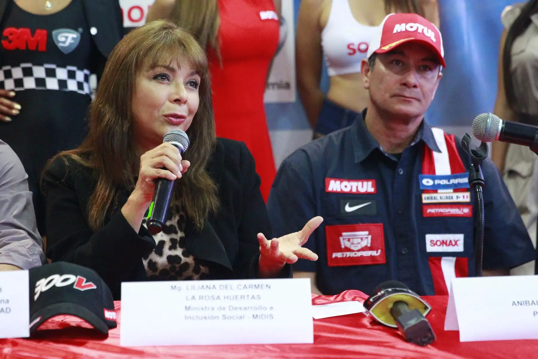 Piloto participante del Dakar, Anibal Aliaga y la ministra de Desarrollo e Inclusión Social  impulsan  la campaña de Lucha contra la Anemia.Foto: ANDINA/Eddy Ramos