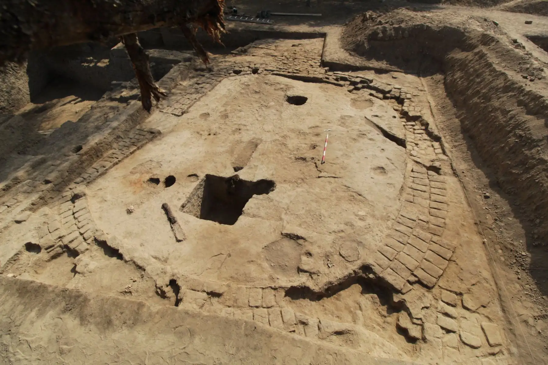 Un recinto ceremonial en forma de “D”, que correspondería al período Horizonte Medio (600–1000 d.C.), fue descubierto en la huaca Santa Rosa, en la región Lambayeque.
