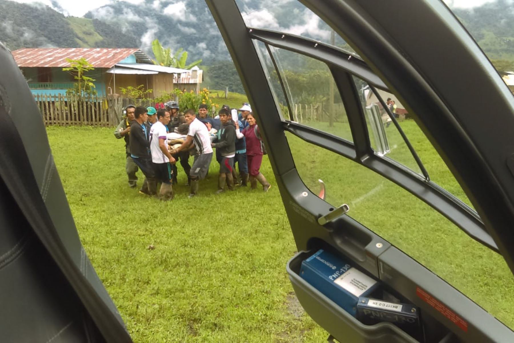 Policía aérea evacuó a mujer herida por deslizamiento de tierra en Oxapampa, en Pasco, y la trasladó al Hospital Regional de Ucayali, en Pucallpa.