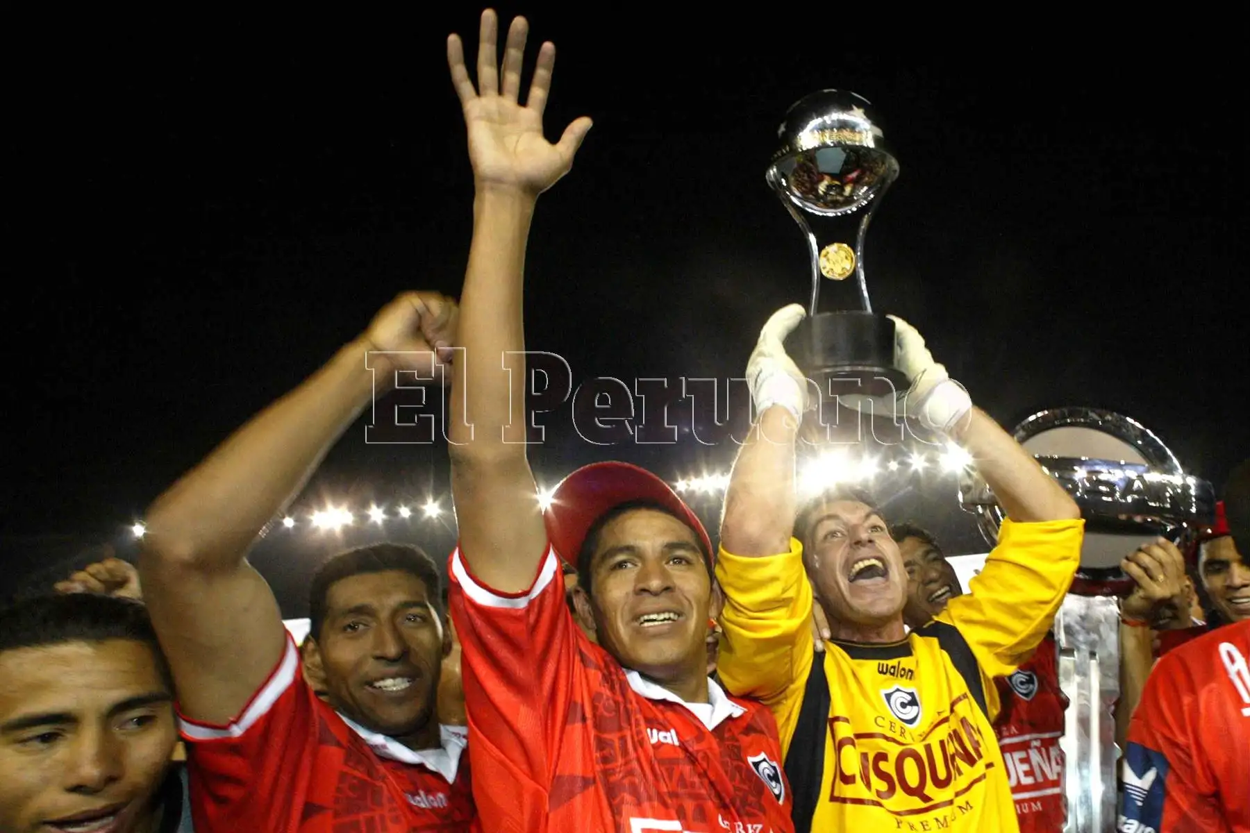 Arequipa - 19 diciembre 2003 / German Carty, Santiago Acasiete y Oscar Ibáñez. Cienciano se alzó con la Copa Sudamericana al derrotar a River Plate por 1-0 con gol de Lugo. Foto: ANDINA/Jack Ramón