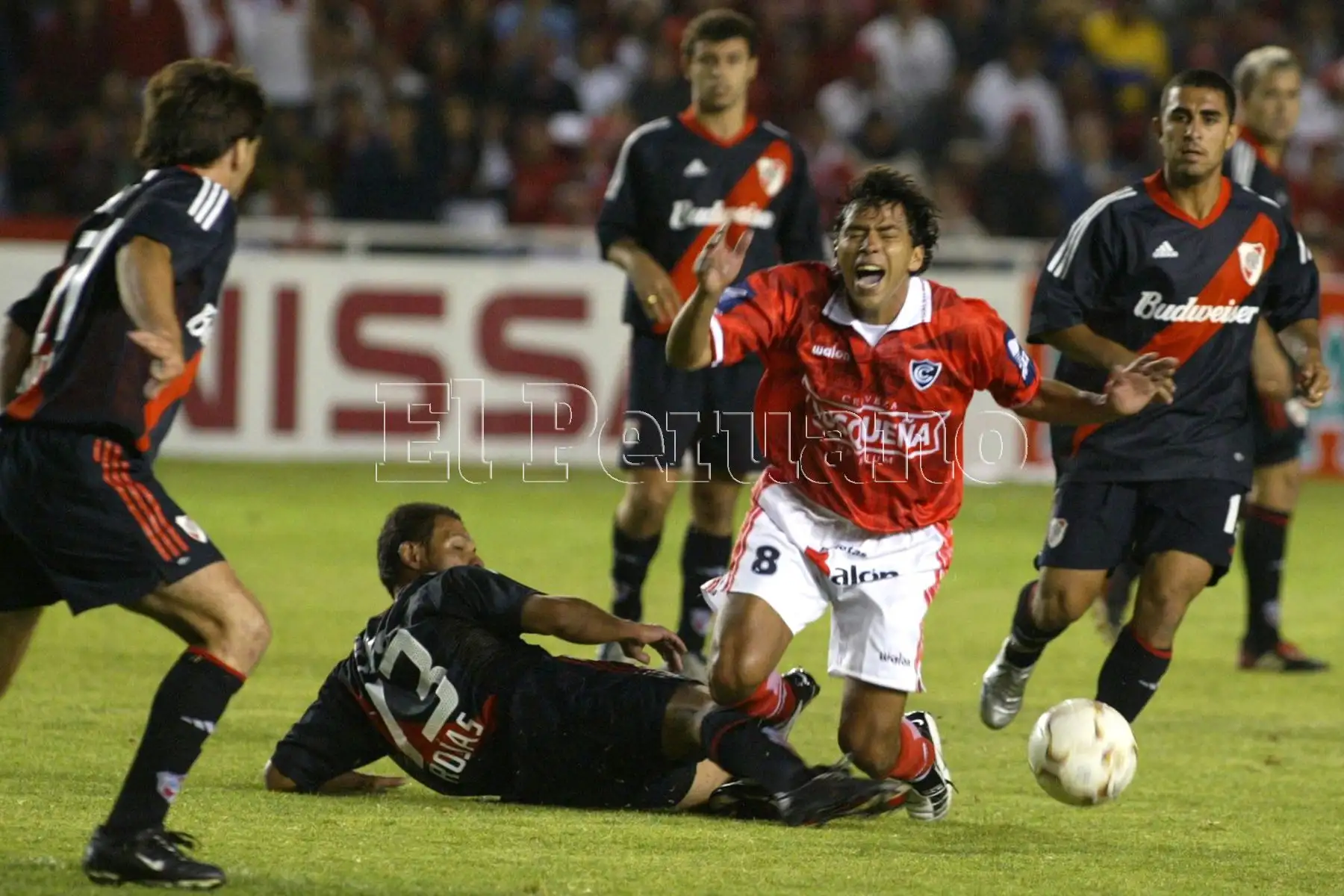 Arequipa - 19 diciembre 2003 / Juan Carlos Bazalar es derribado por un marcador del equipo argentino. Cienciano se alzó con la Copa Sudamericana al derrotar a River Plate por 1-0 con gol de Lugo. Foto: ANDINA/Jack Ramón