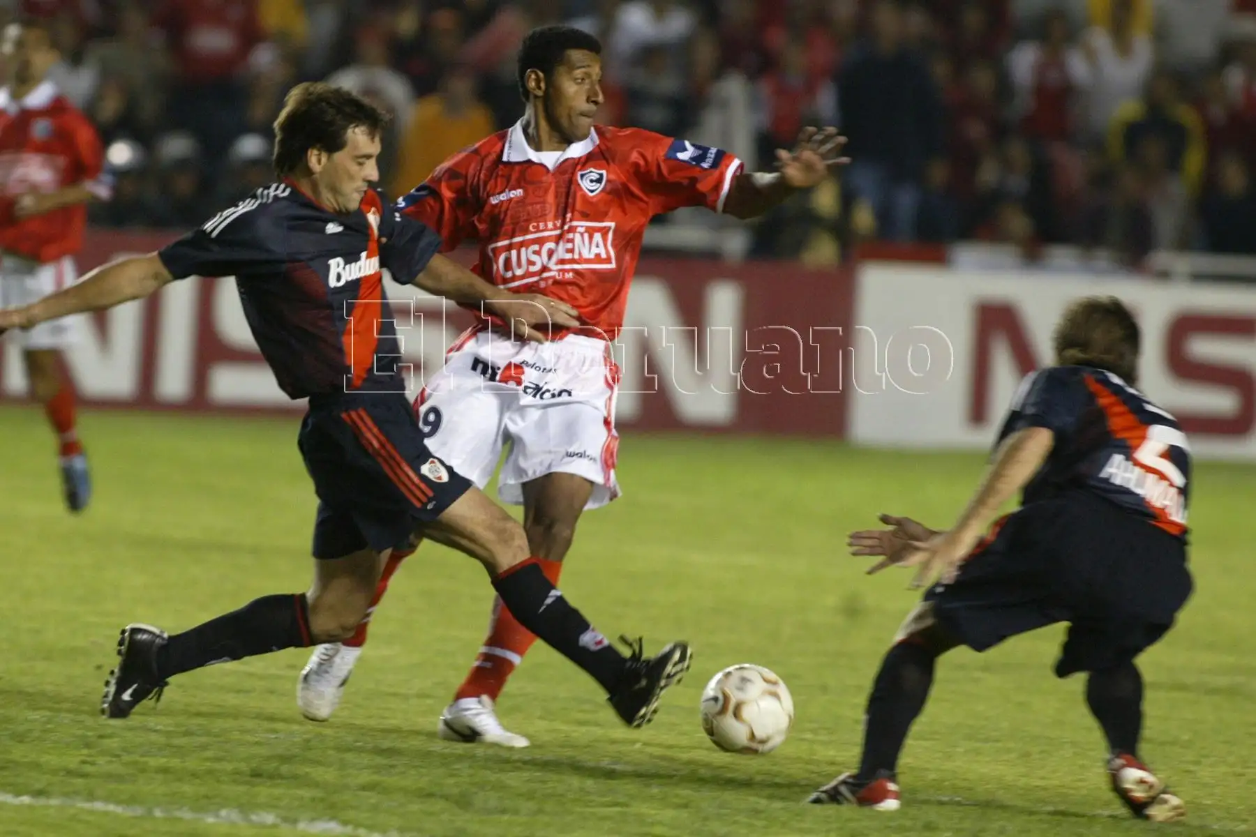 Arequipa - 19 diciembre 2003 / El delantero German Carty trata de superar la marca  de dos rivales. Cienciano se alzó con la Copa Sudamericana al derrotar a River Plate por 1-0 con gol de Lugo. Foto: ANDINA/Jack Ramón