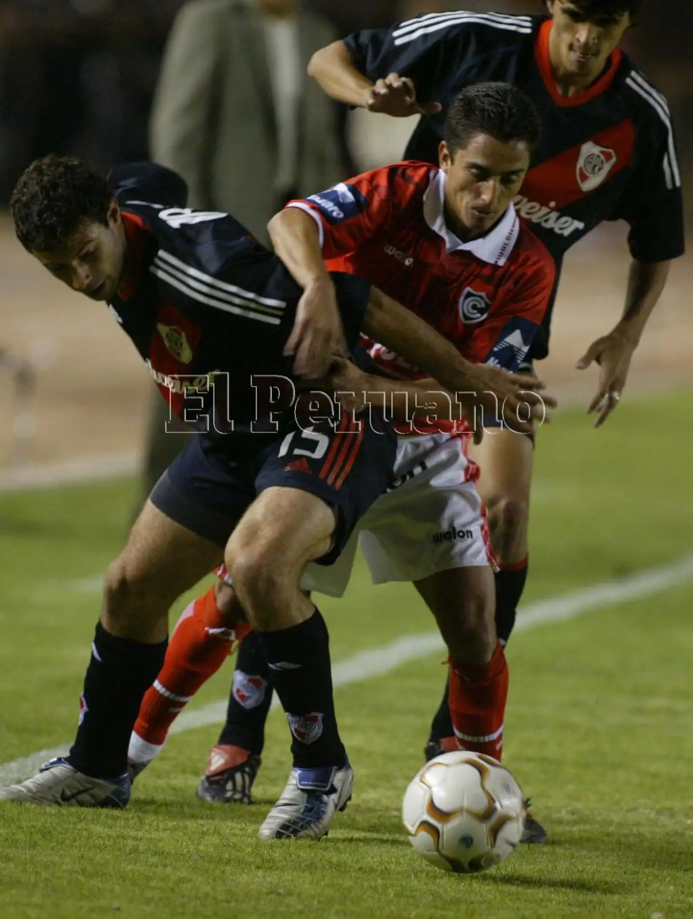 Arequipa - 19 diciembre 2003 / Paolo Maldonado resiste la marca rival. Cienciano se alzó con la Copa Sudamericana al derrotar a River Plate por 1-0 con gol de Lugo. Foto: ANDINA/Jack Ramón