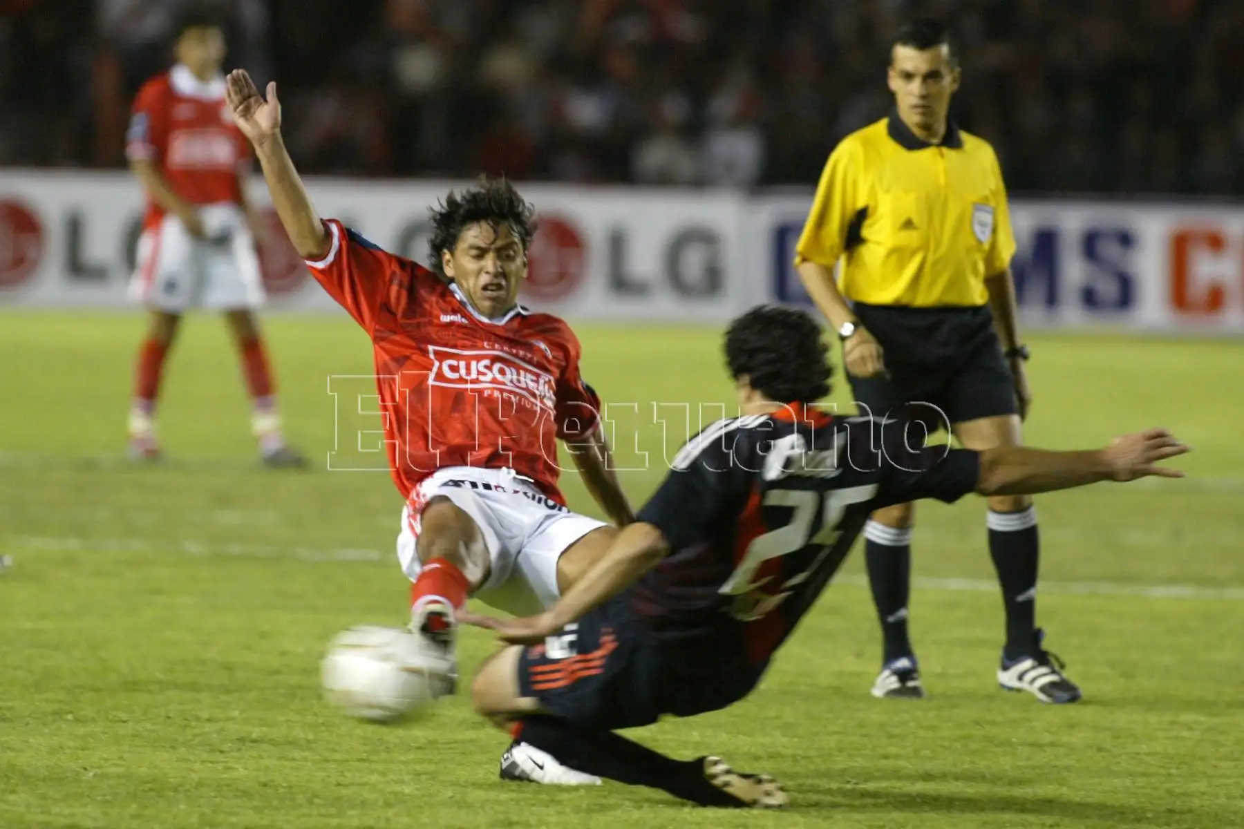 Arequipa - 19 diciembre 2003 / Juan Carlos Bazalar es derribado por un marcador del equipo argentino. Cienciano se alzó con la Copa Sudamericana al derrotar a River Plate por 1-0 con gol de Lugo. Foto: ANDINA/Jack Ramón