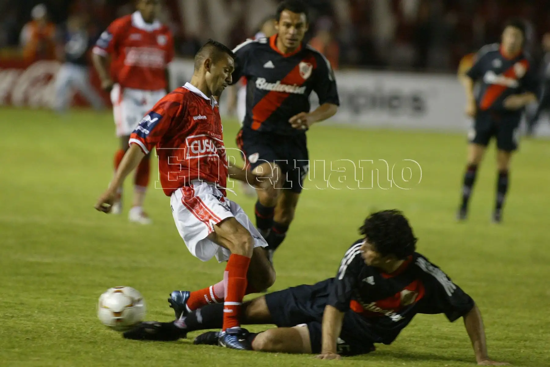 Arequipa - 19 diciembre 2003 / El colombiano Rodrigo Saraz de gran actuación. Cienciano se alzó con la Copa Sudamericana al derrotar a River Plate por 1-0 con gol de Lugo. Foto: ANDINA/Jack Ramón