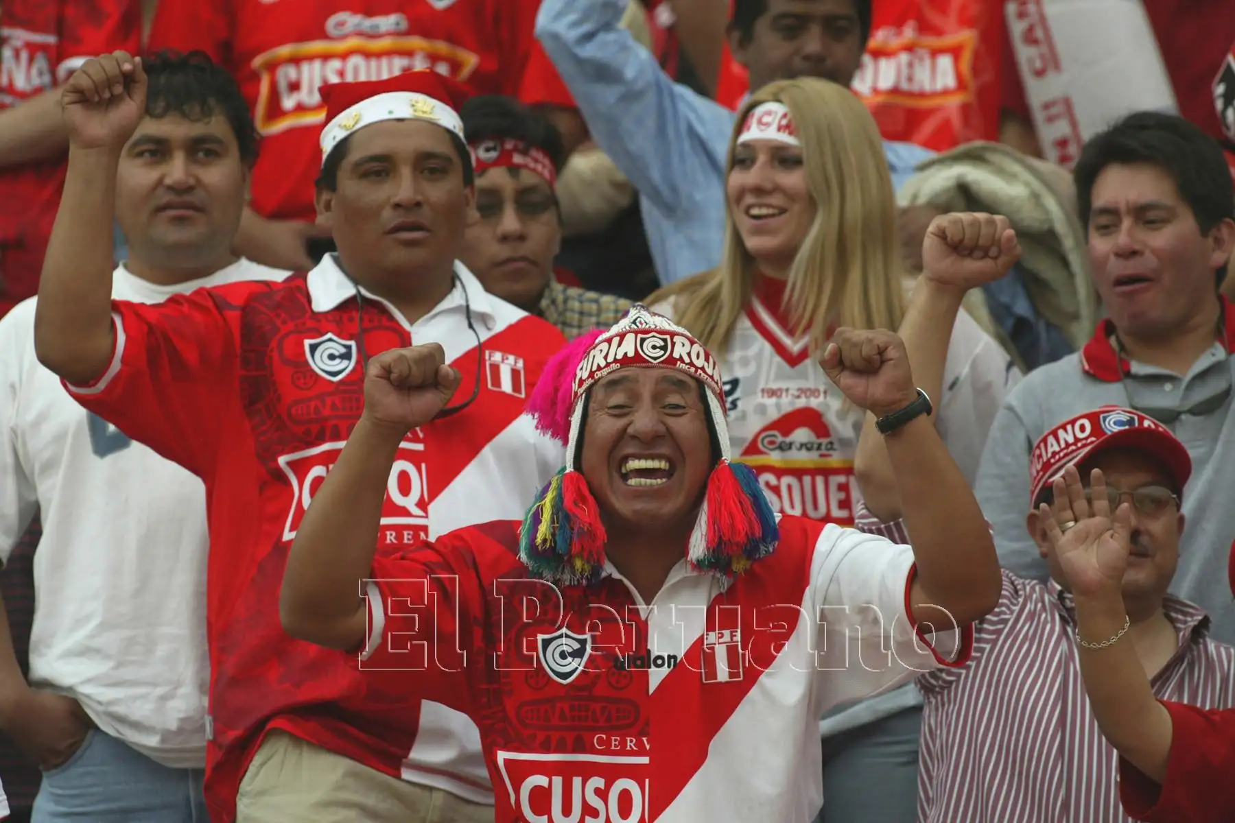 Arequipa - 19 diciembre 2003 / Miles de hinchas llegaron del Cusco para alentar al "Papá". Cienciano se alzó con la Copa Sudamericana al derrotar a River Plate por 1-0 con gol de Lugo. Foto: ANDINA/Jack Ramón