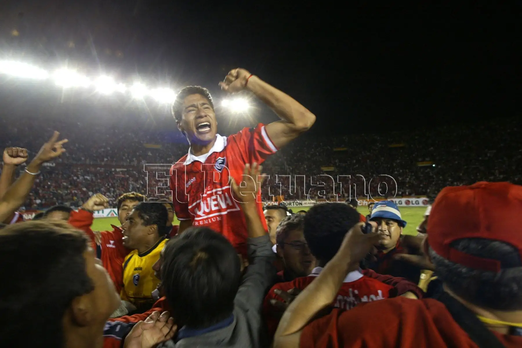 Arequipa - 19 diciembre 2003 / Carlos Lugo, llevado en hombros por sus compañeros. Cienciano se alzó con la Copa Sudamericana al derrotar a River Plate por 1-0. Foto: ANDINA/Jack Ramón