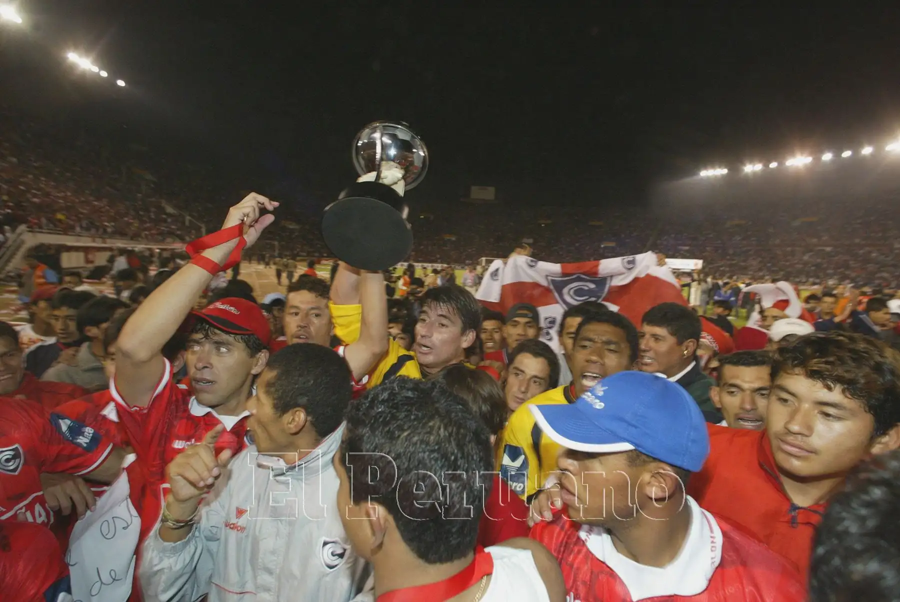 Arequipa - 19 diciembre 2003 / Los jugadores de Cienciano dan la vuelta olímpica en el estadio de la UNSA.  Cienciano se alzó con la Copa Sudamericana al derrotar a River Plate por 1-0 con gol de Lugo. Foto: ANDINA/Jack Ramón