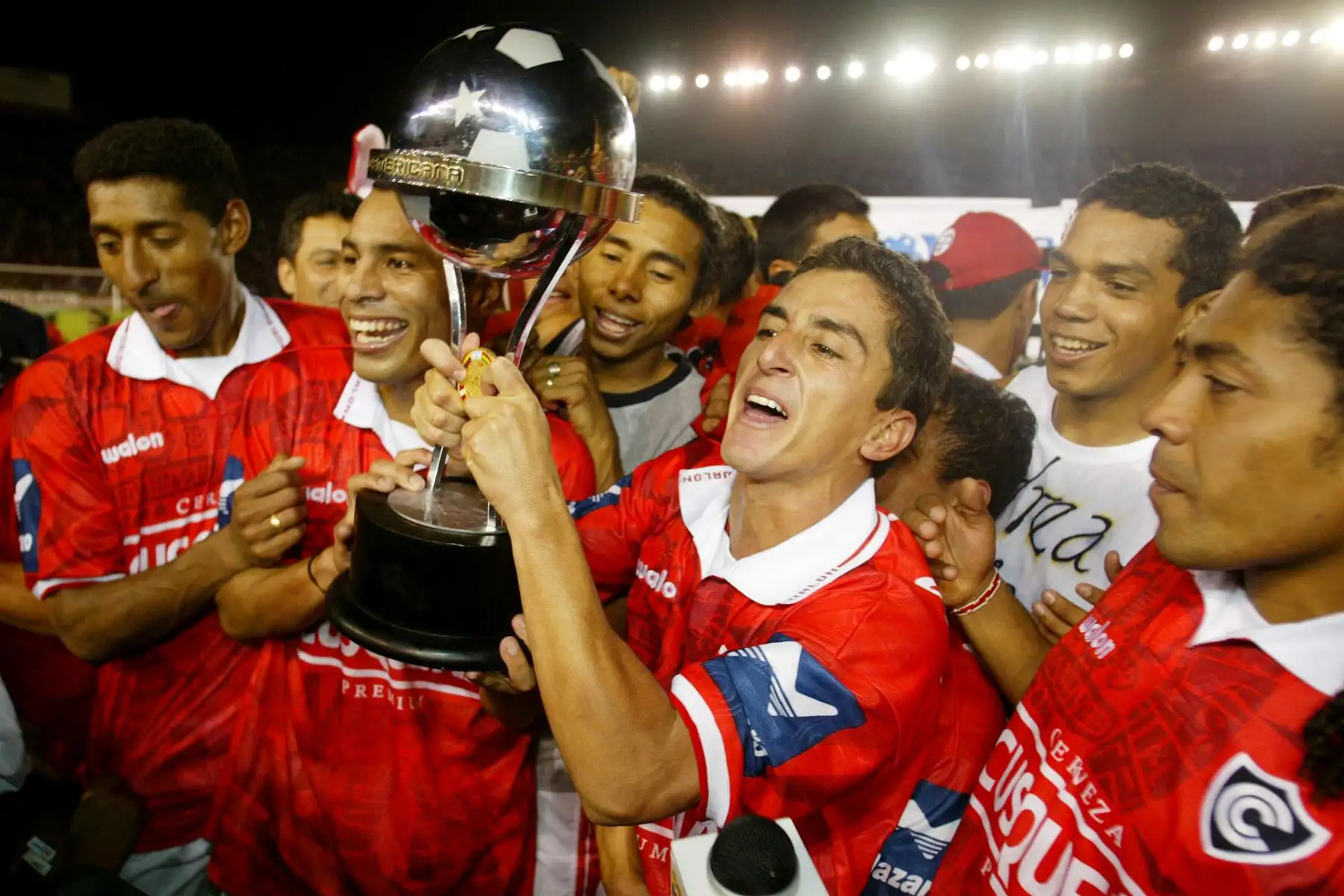 Paolo Maldonado con la Copa Sudamericana, en Arequipa, el 19 de diciembre de 2003. Cienciano venció a River Plate 1-0 y se coronó campeón. Foto: REUTERS