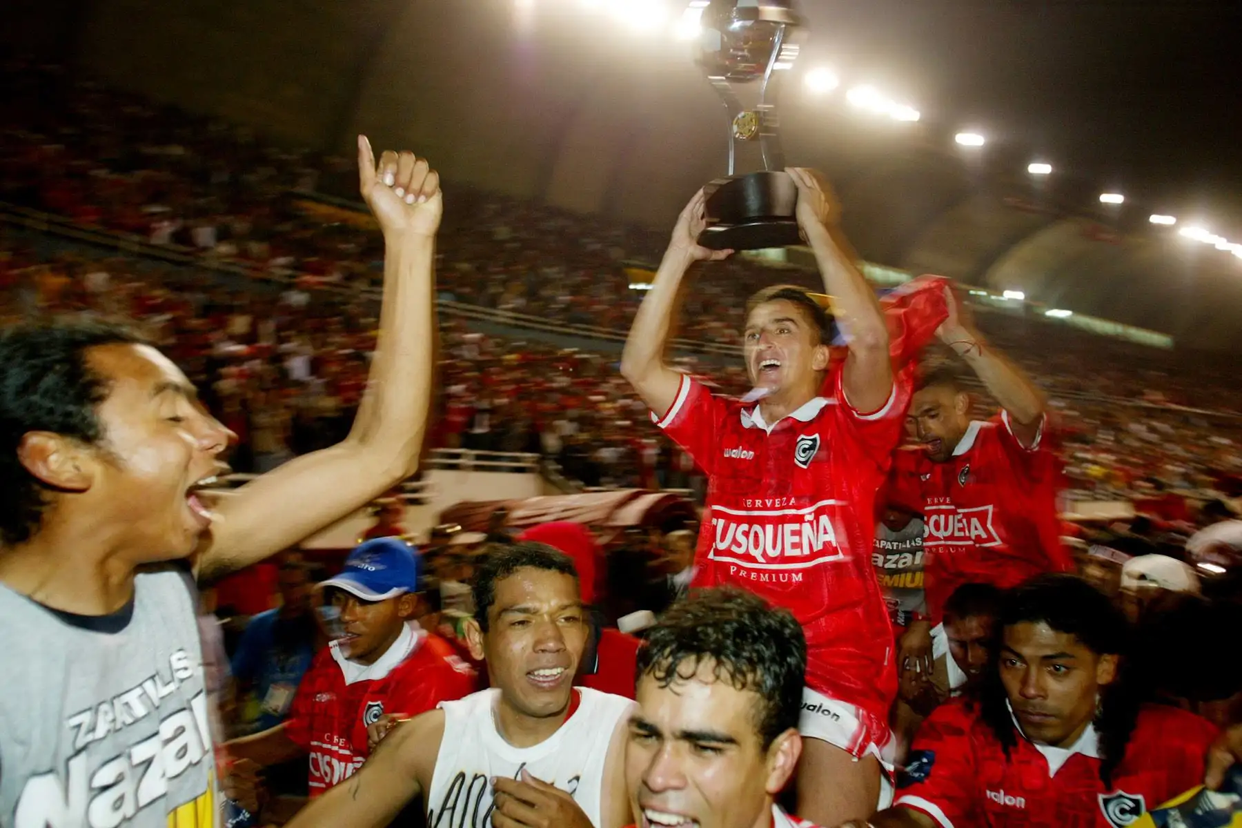 Paolo Maldonado con la Copa Sudamericana, en Arequipa, el 19 de diciembre de 2003. Cienciano venció a River Plate 1-0 y se coronó campeón. Foto: REUTERS